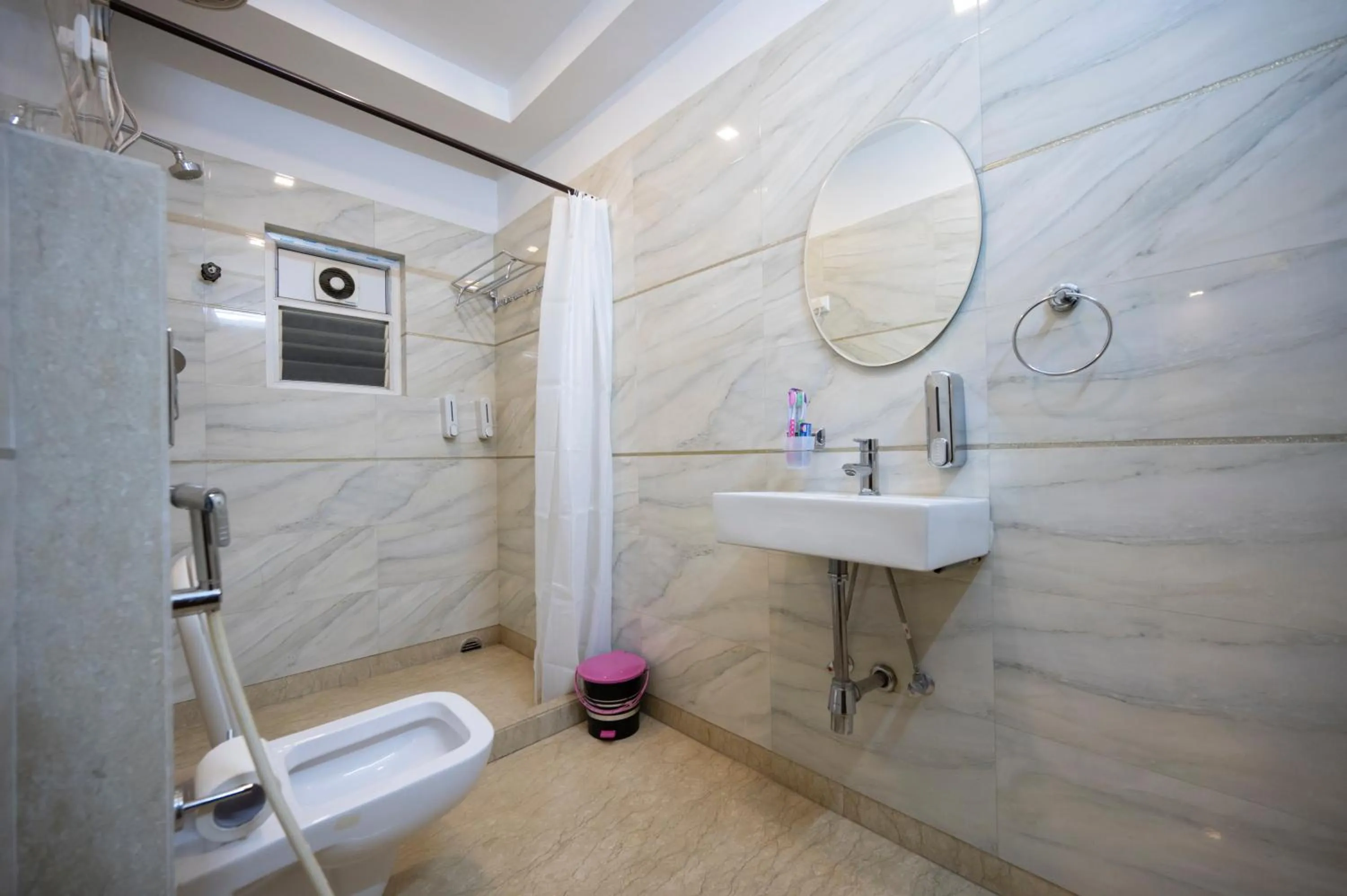 Shower in Lakeside Suites