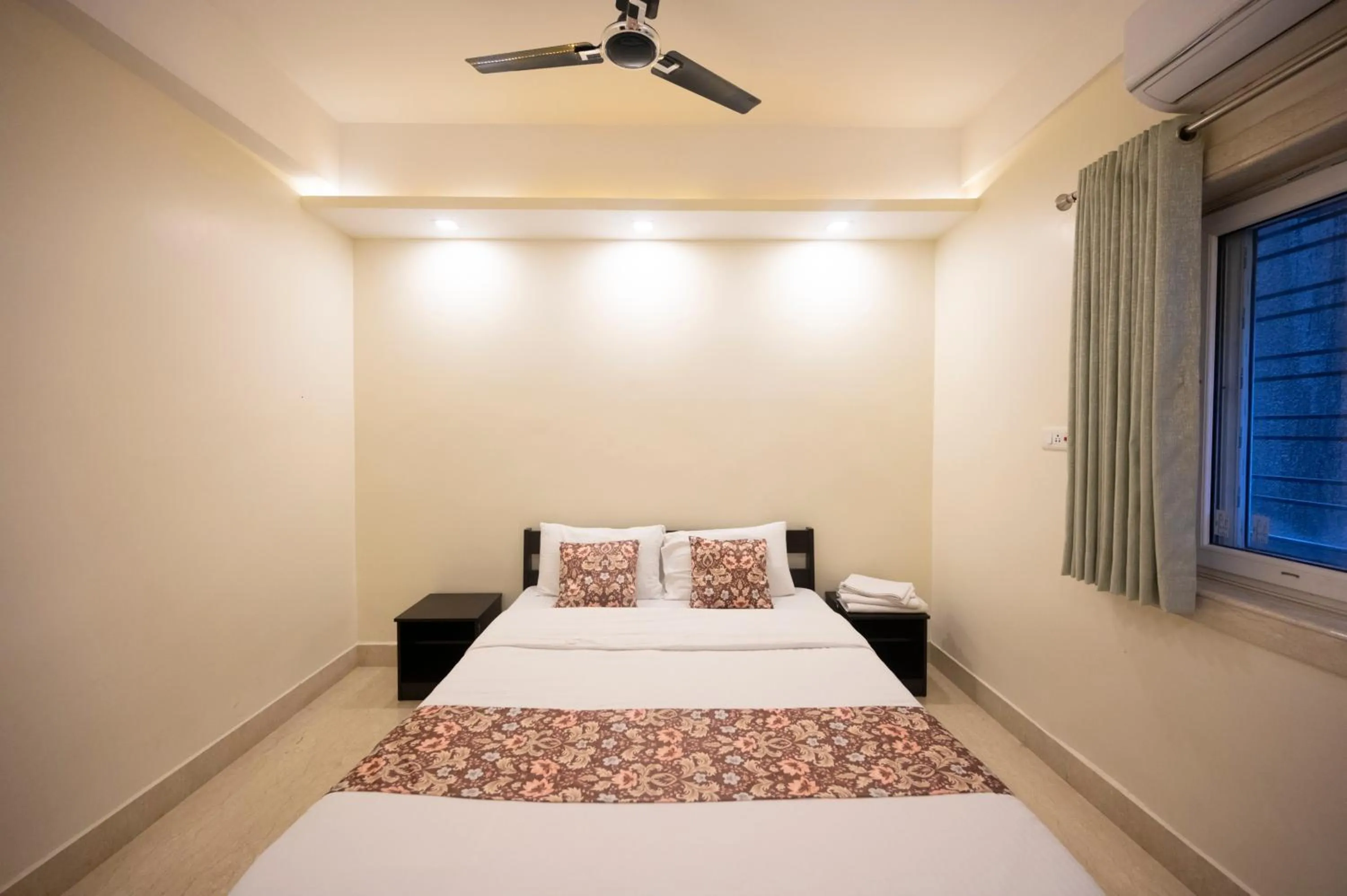 Bed in Lakeside Suites