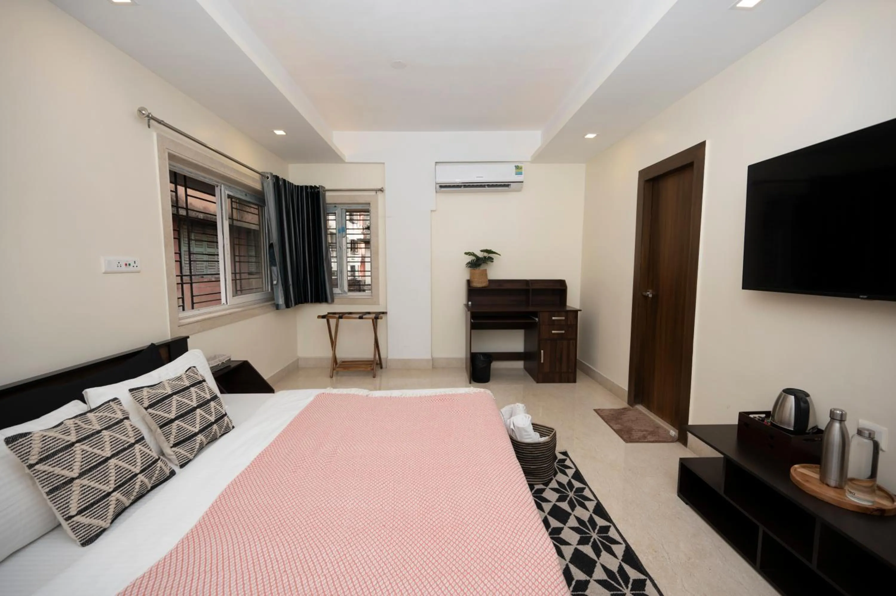 Bed in Lakeside Suites