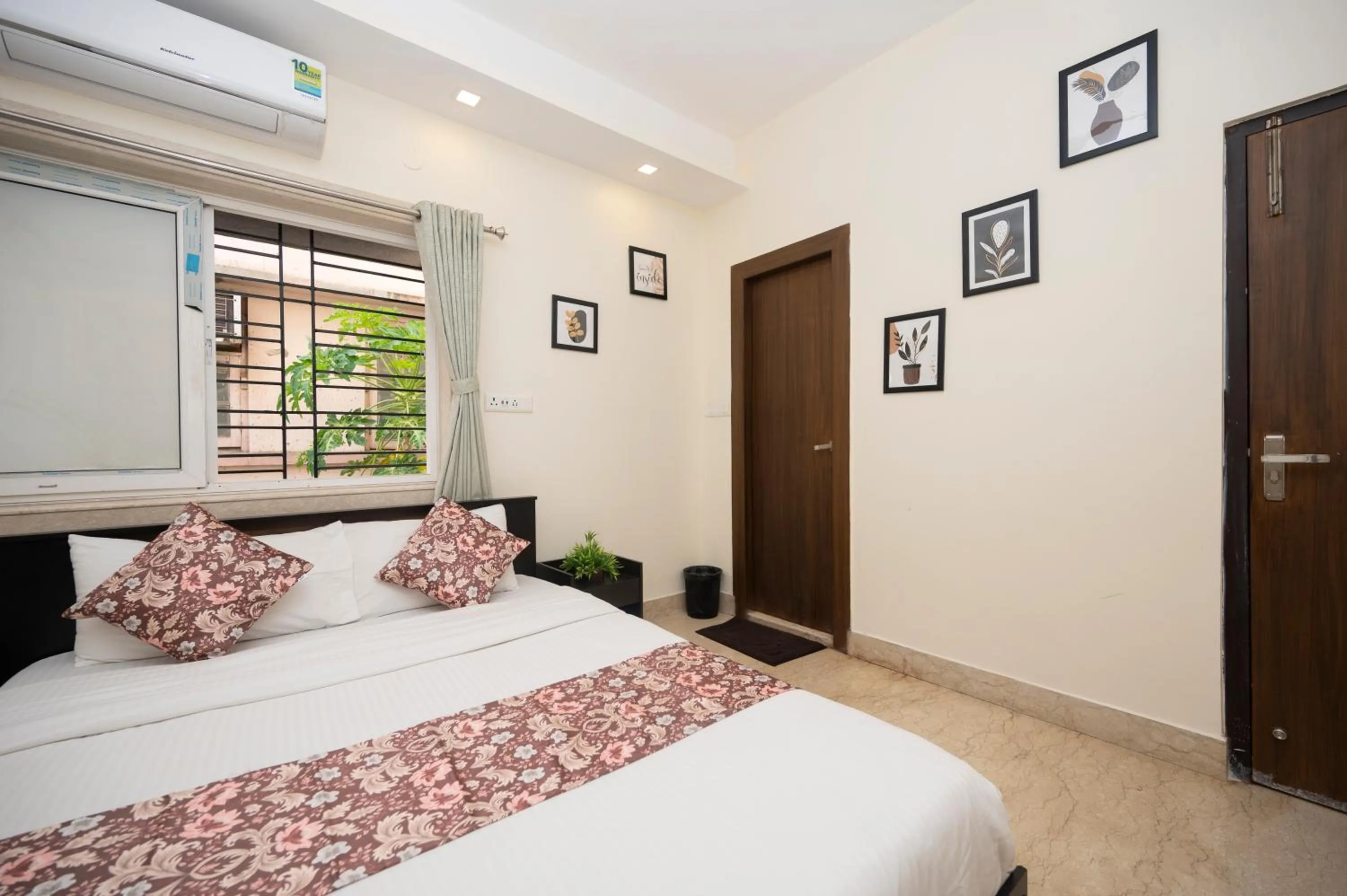 Bed in Lakeside Suites