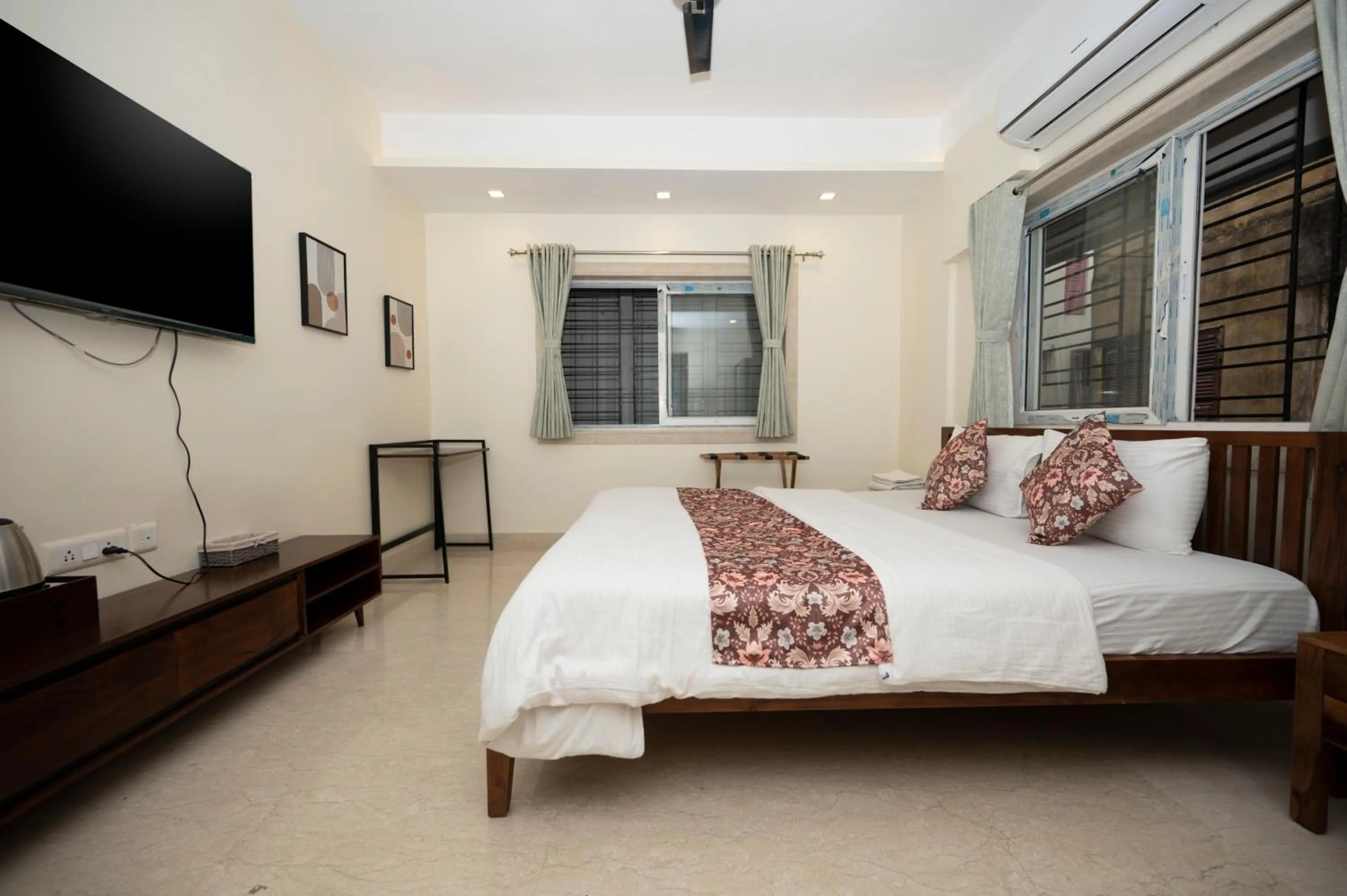 Bed in Lakeside Suites