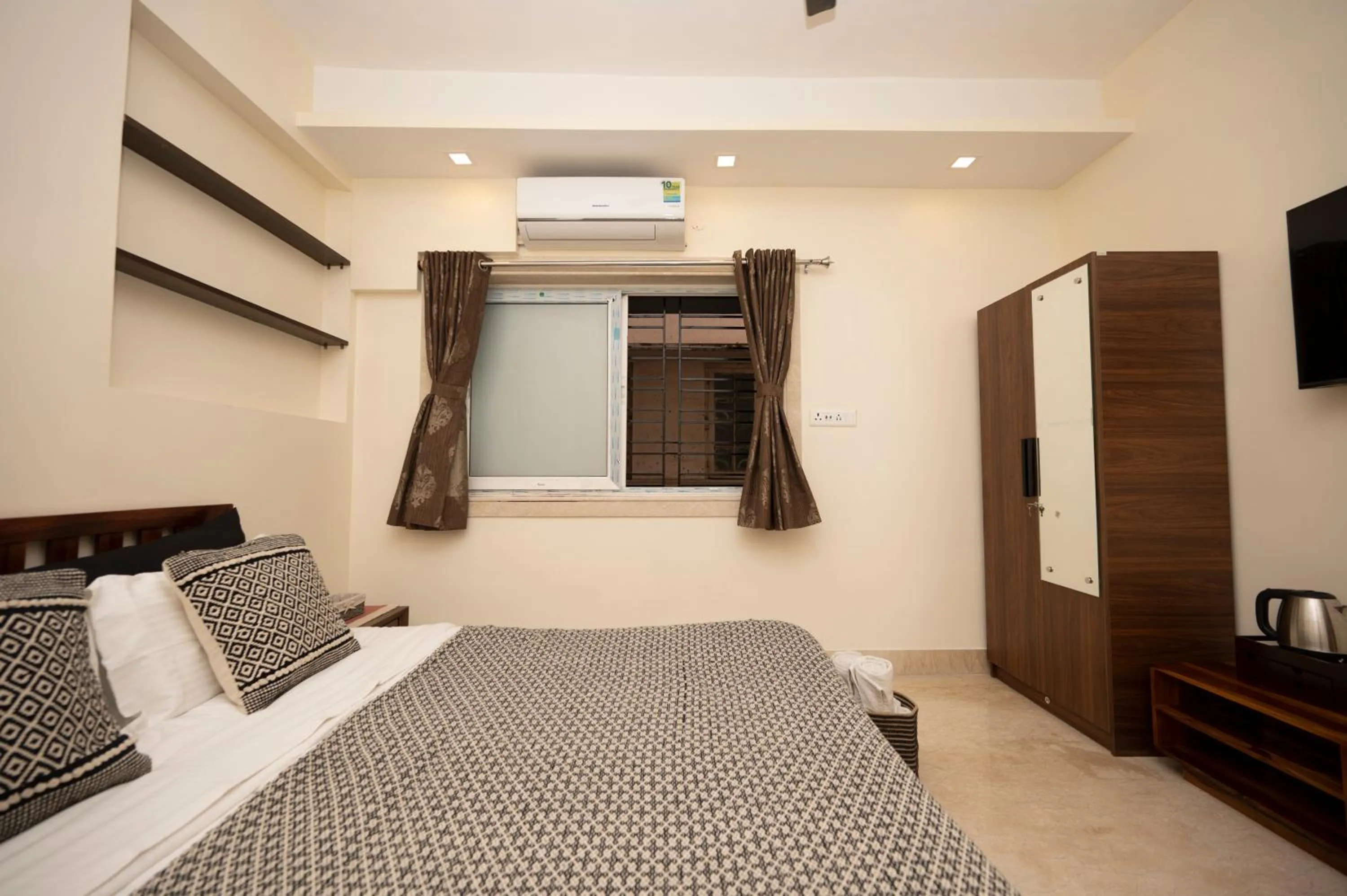 Bed in Lakeside Suites