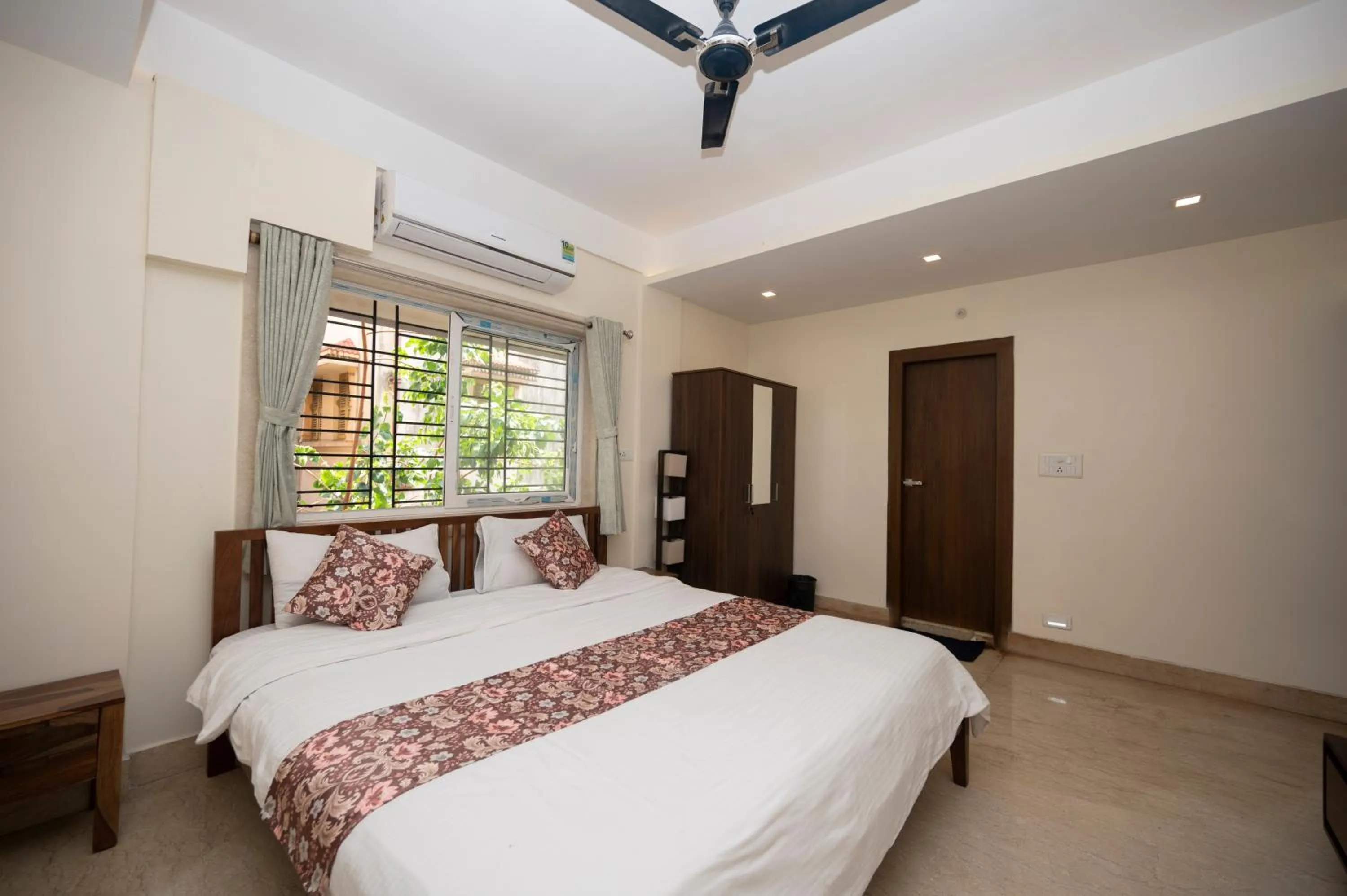 Bed in Lakeside Suites