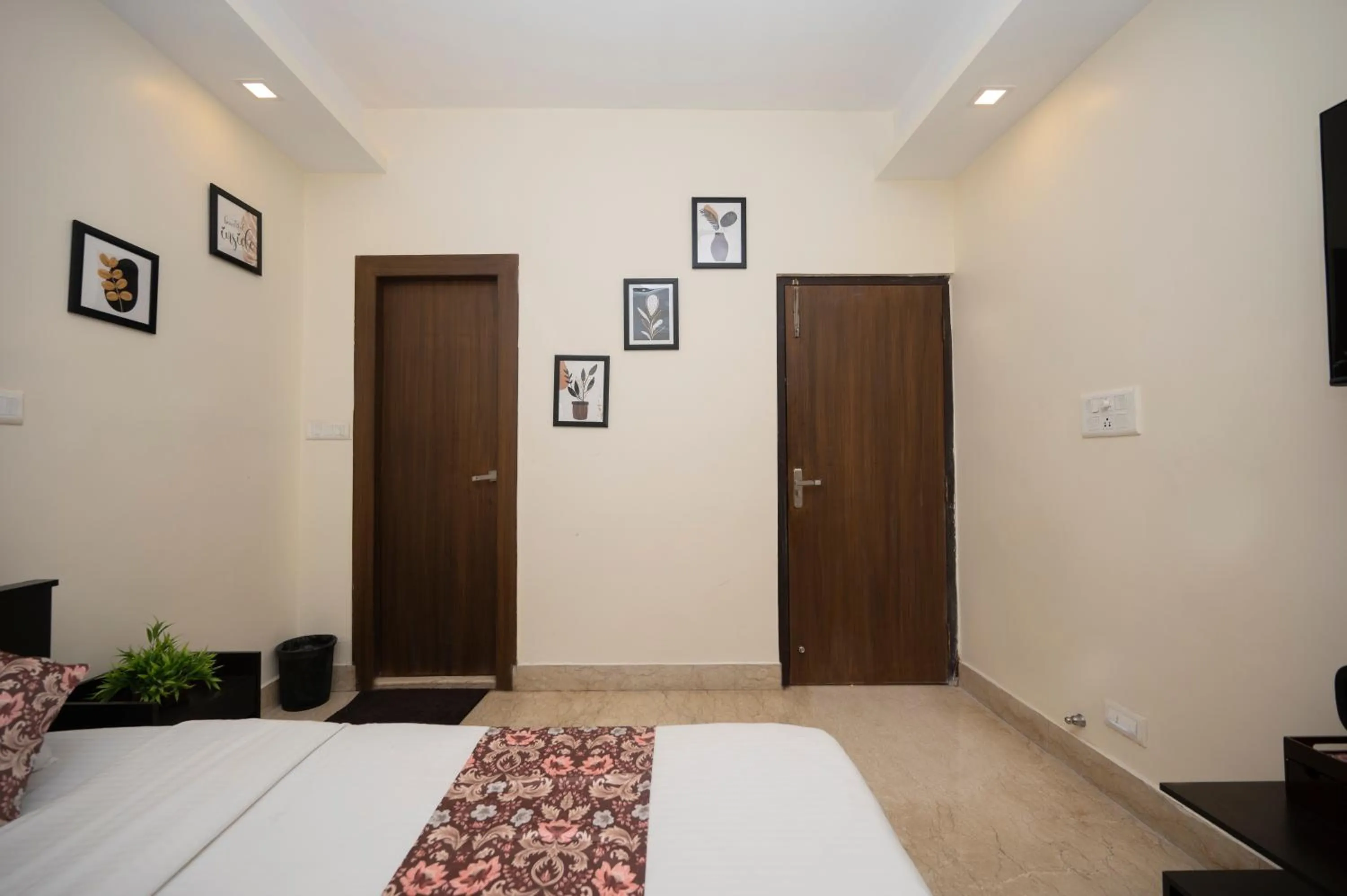 Photo of the whole room, Bed in Lakeside Suites