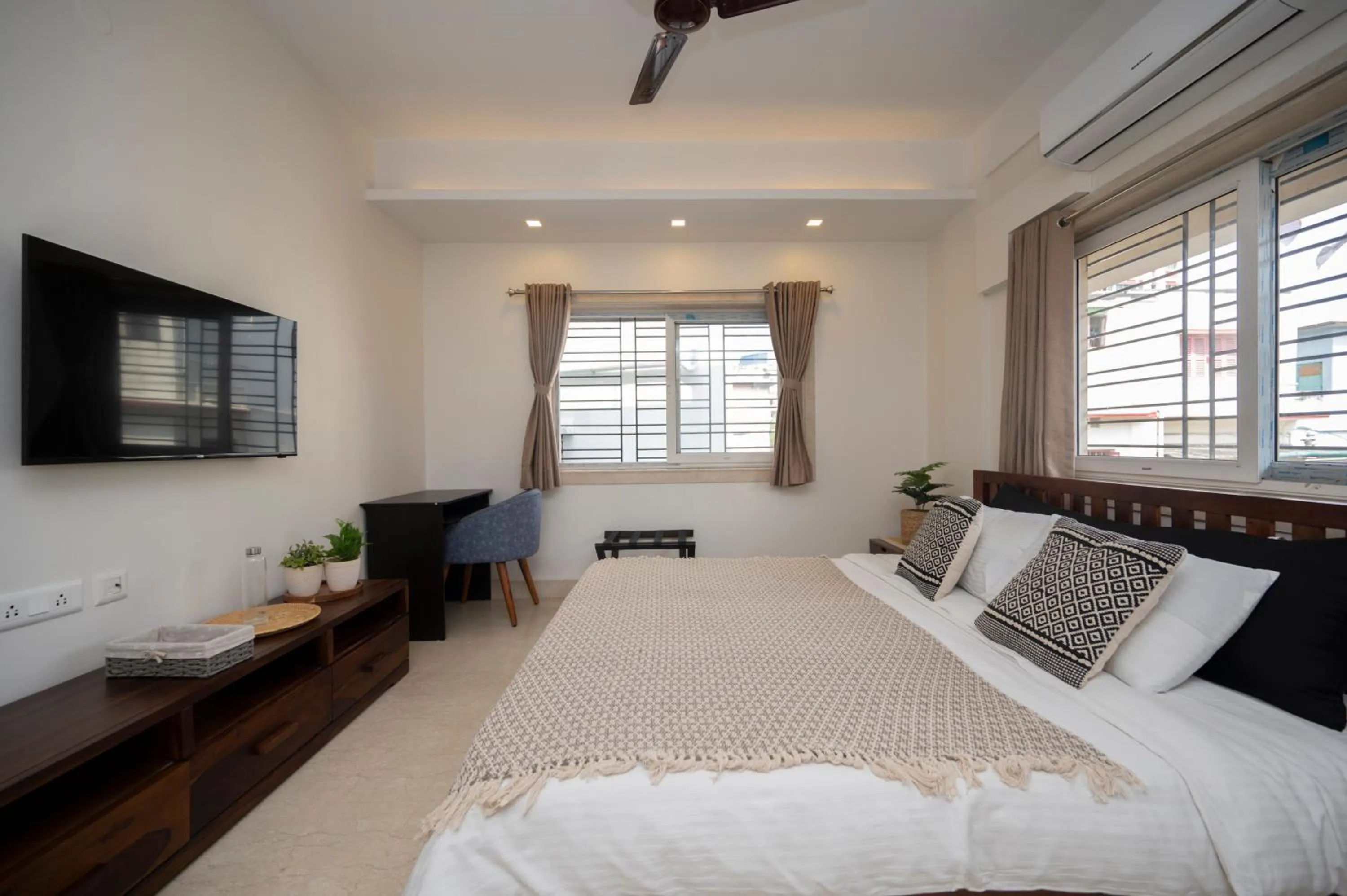 Bed in Lakeside Suites