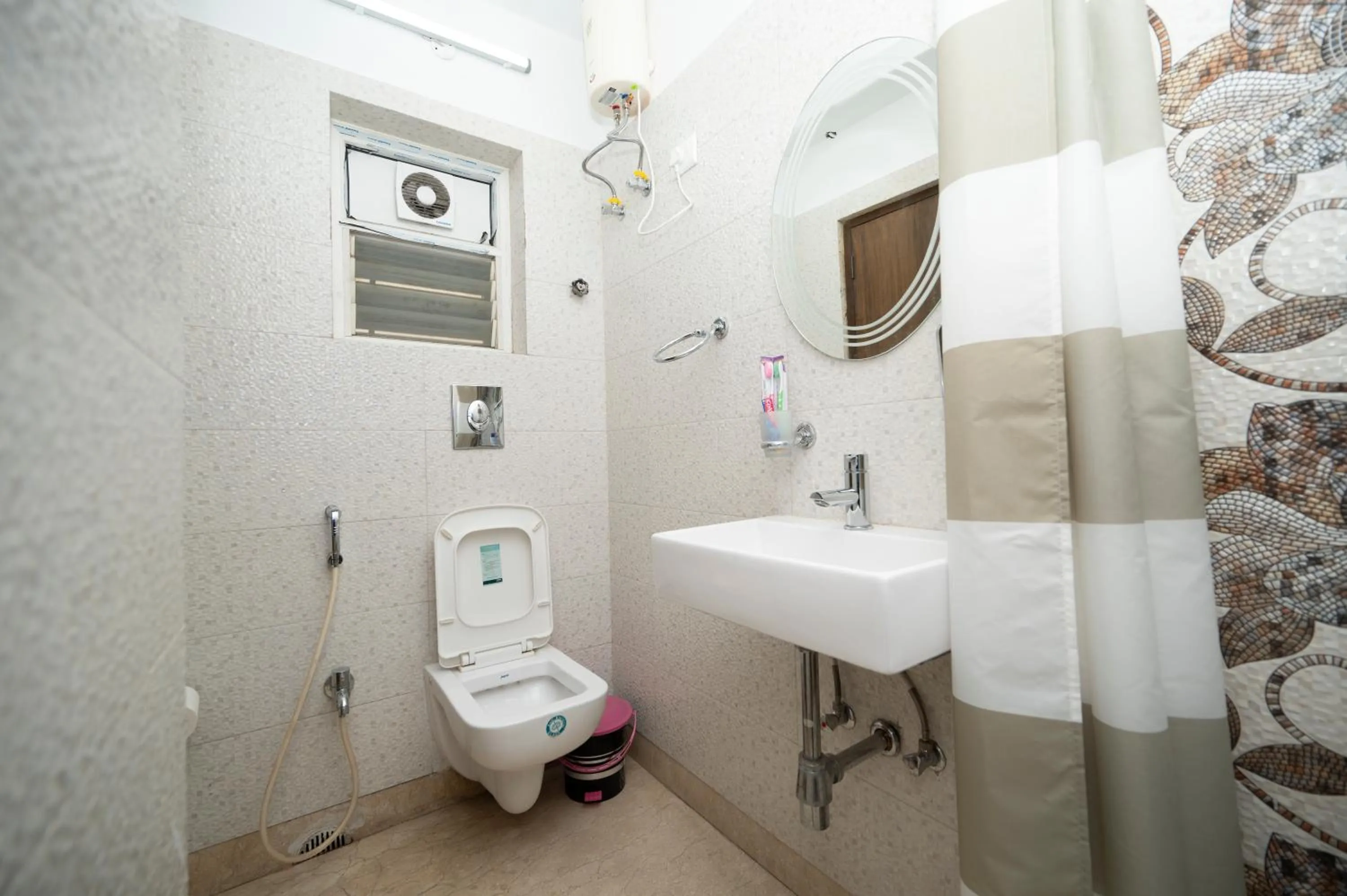 Shower in Lakeside Suites