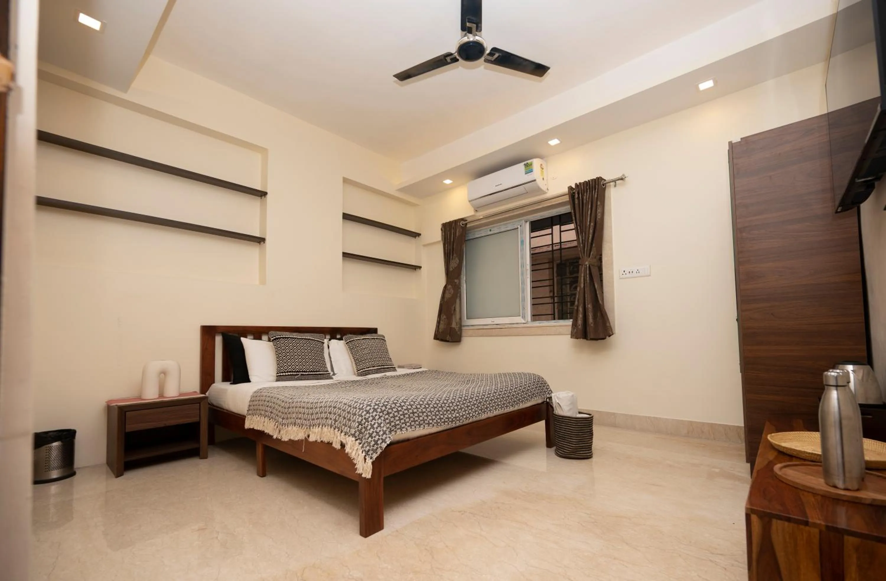 Bed in Lakeside Suites