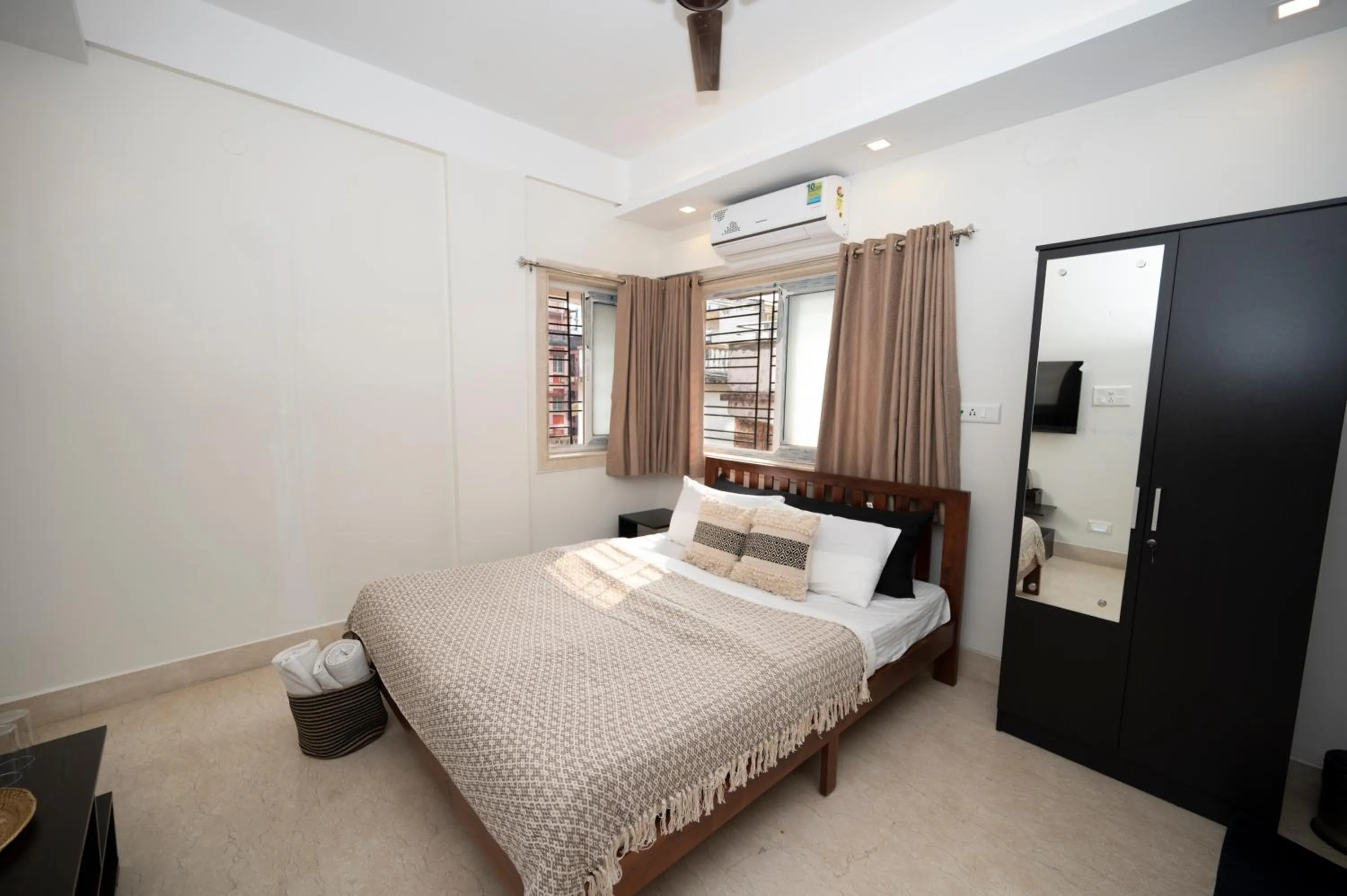 Bed in Lakeside Suites