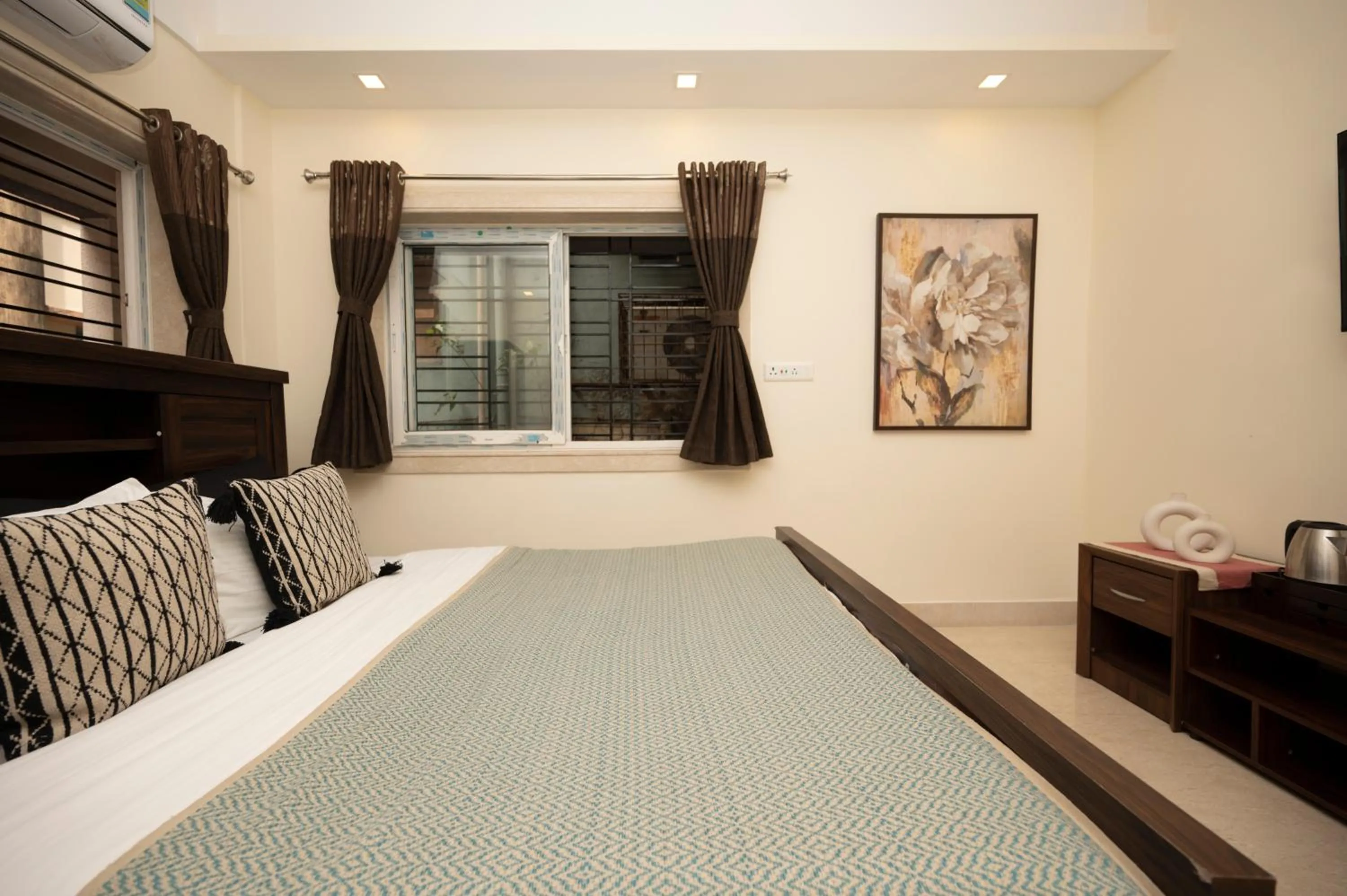 Bed in Lakeside Suites