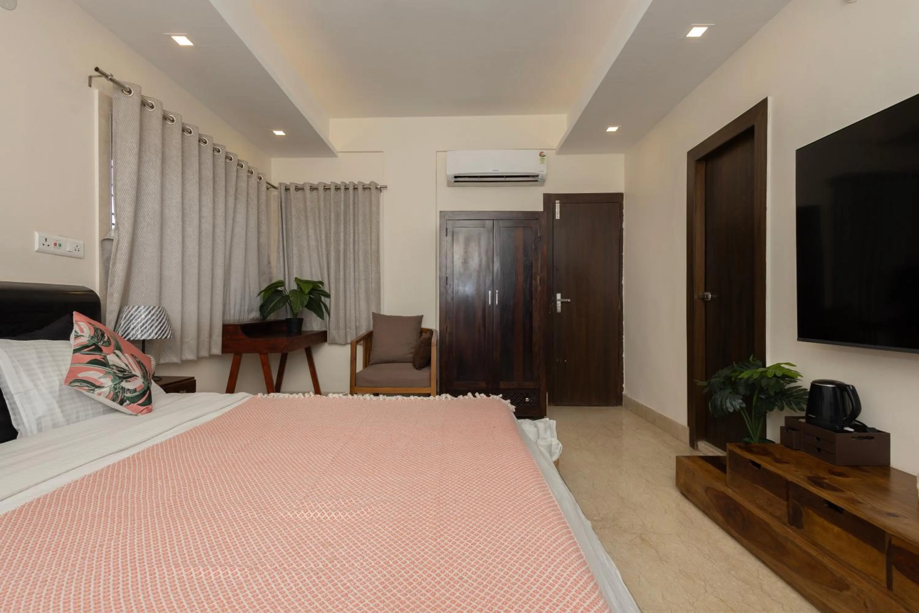 Photo of the whole room, Bed in Lakeside Suites