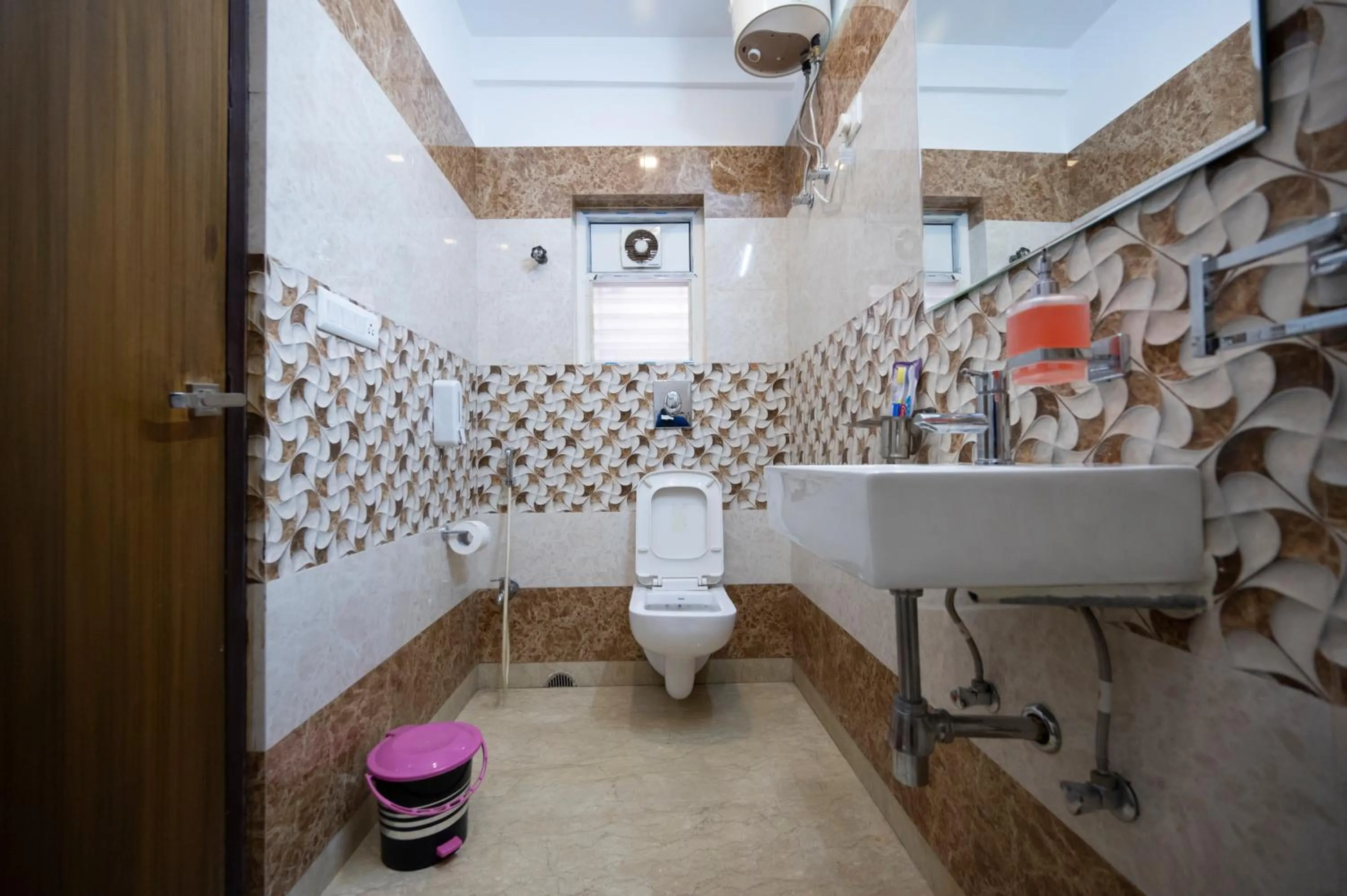 Shower in Lakeside Suites