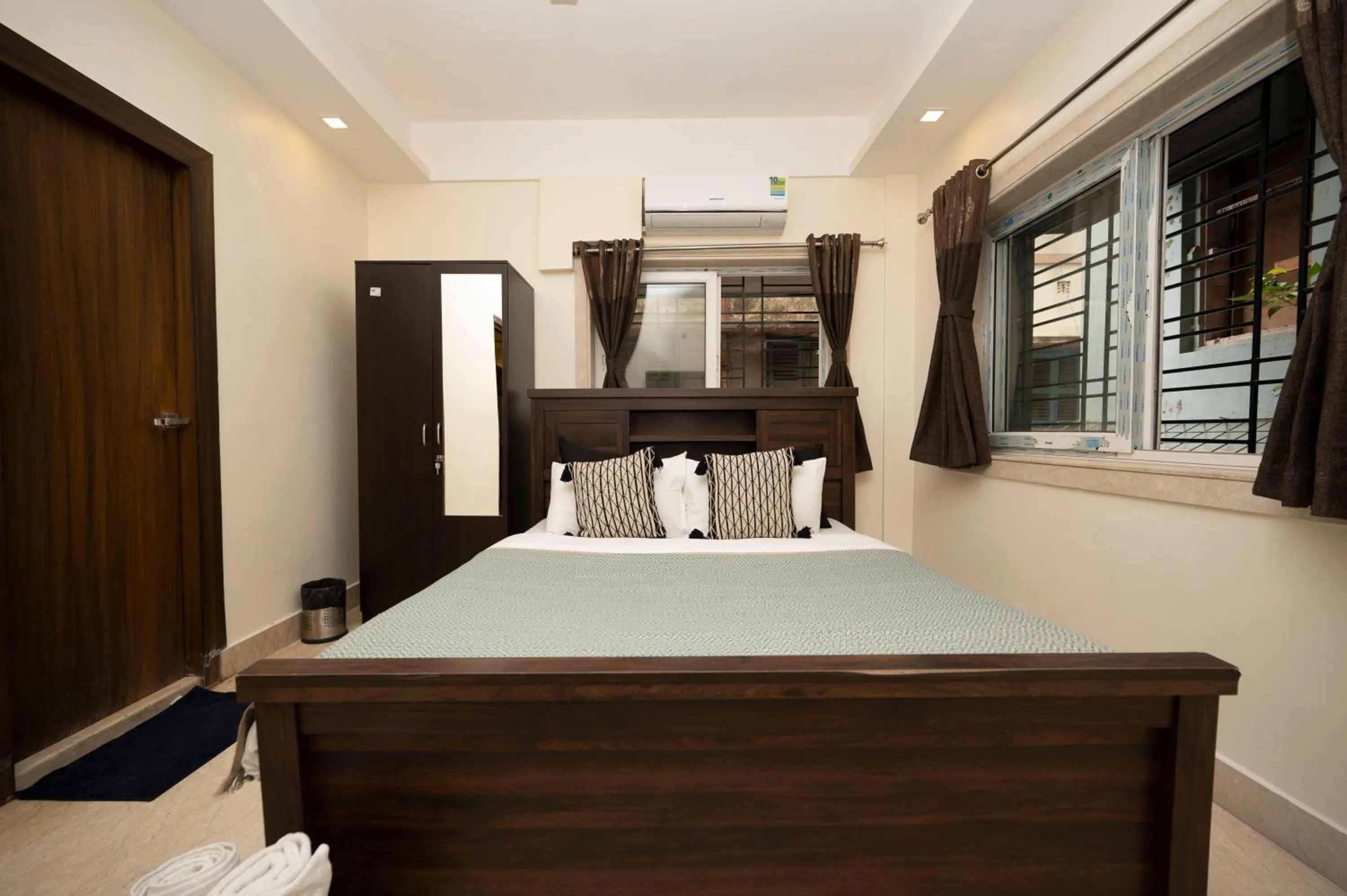 Bed in Lakeside Suites