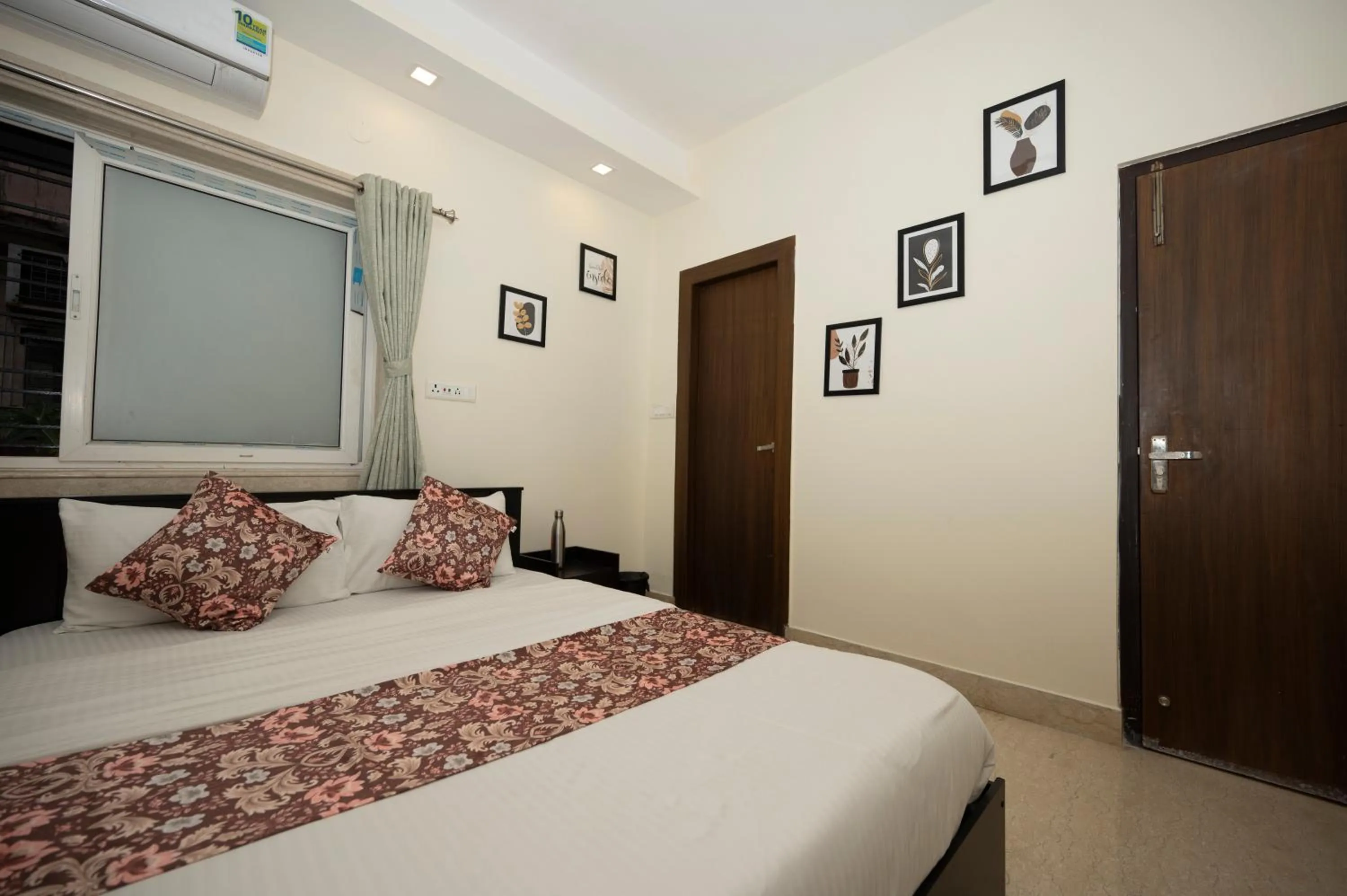 Bed in Lakeside Suites