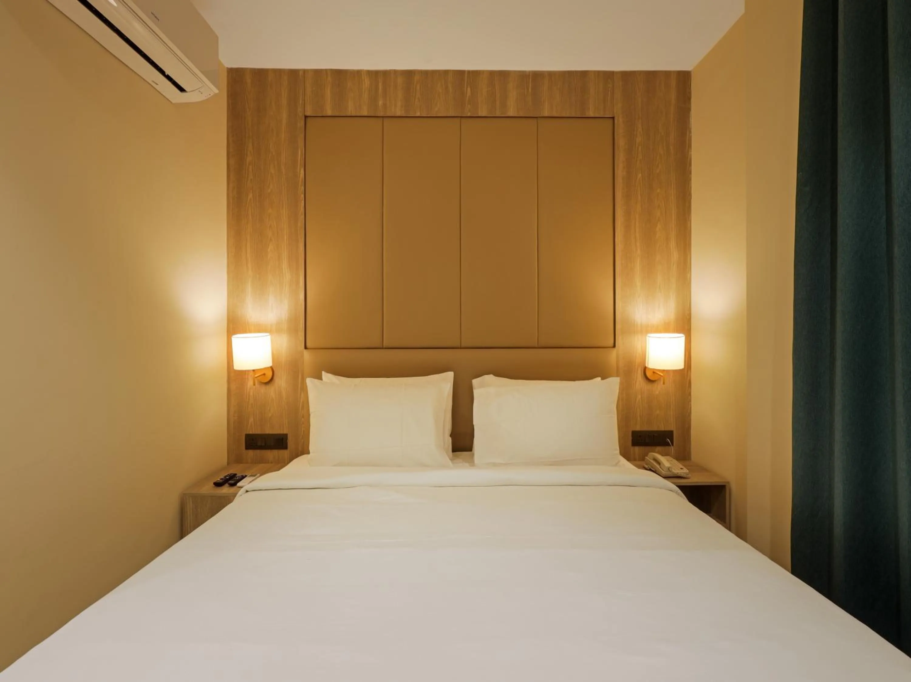 Photo of the whole room, Bed in Sunday Hotel Vadodara