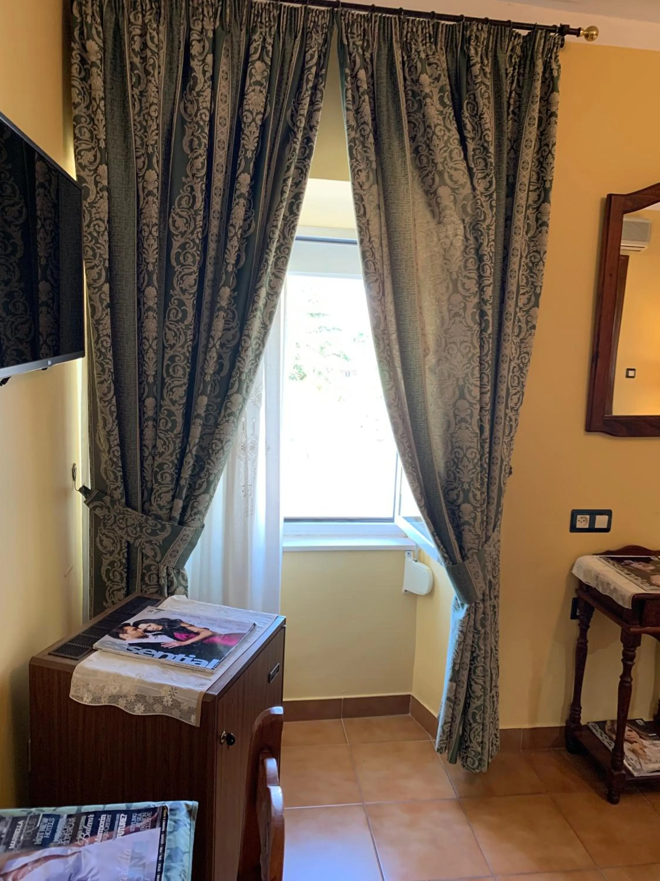 Photo of the whole room, Bed in Plaza de Toros
