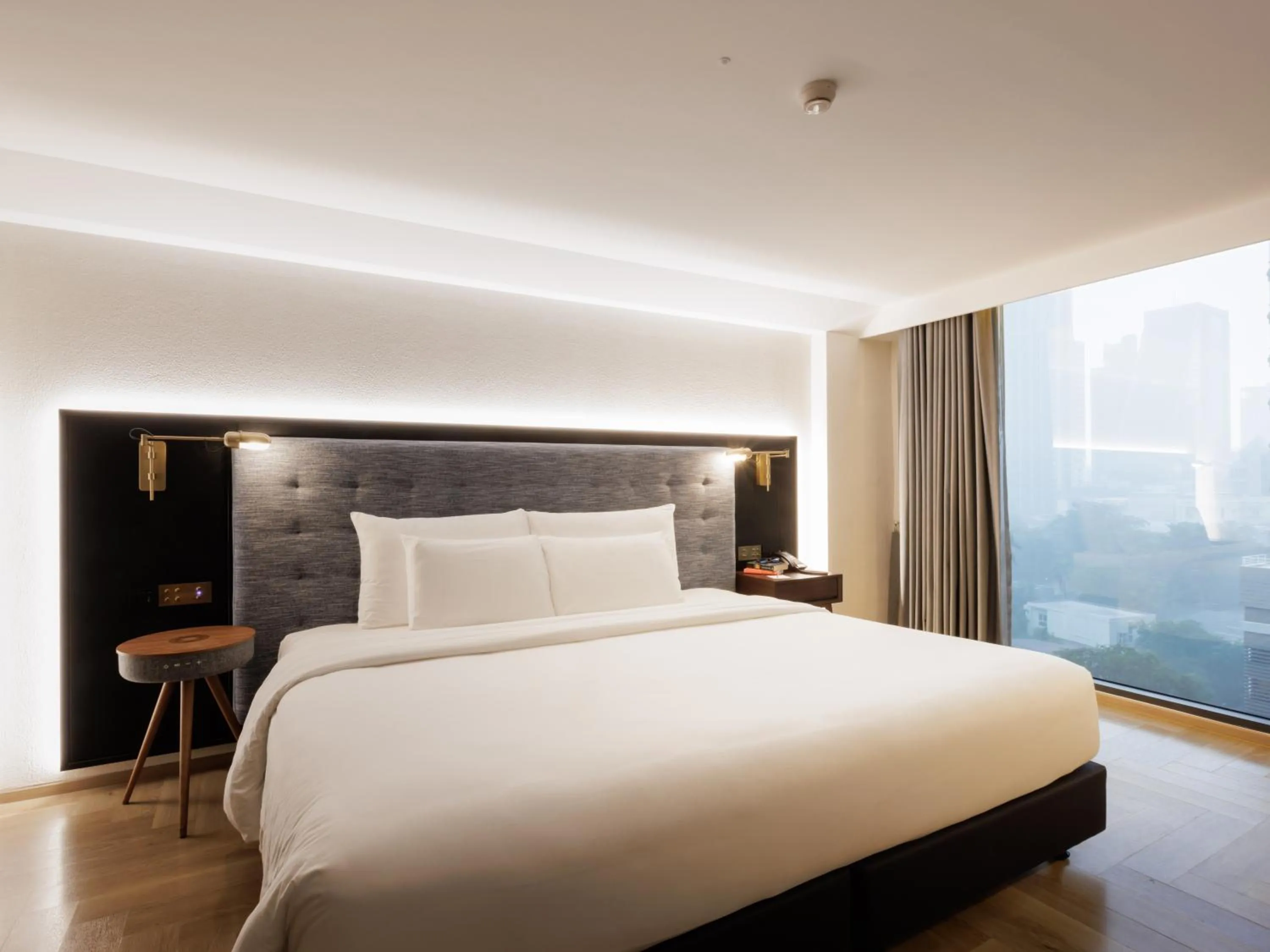 Bed in Public House Bangkok, a Member of Design Hotels