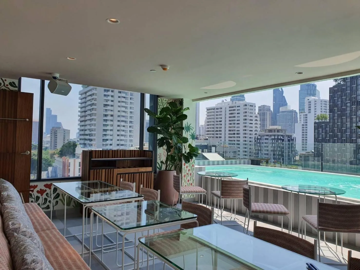 Restaurant/places to eat in Public House Bangkok, a Member of Design Hotels