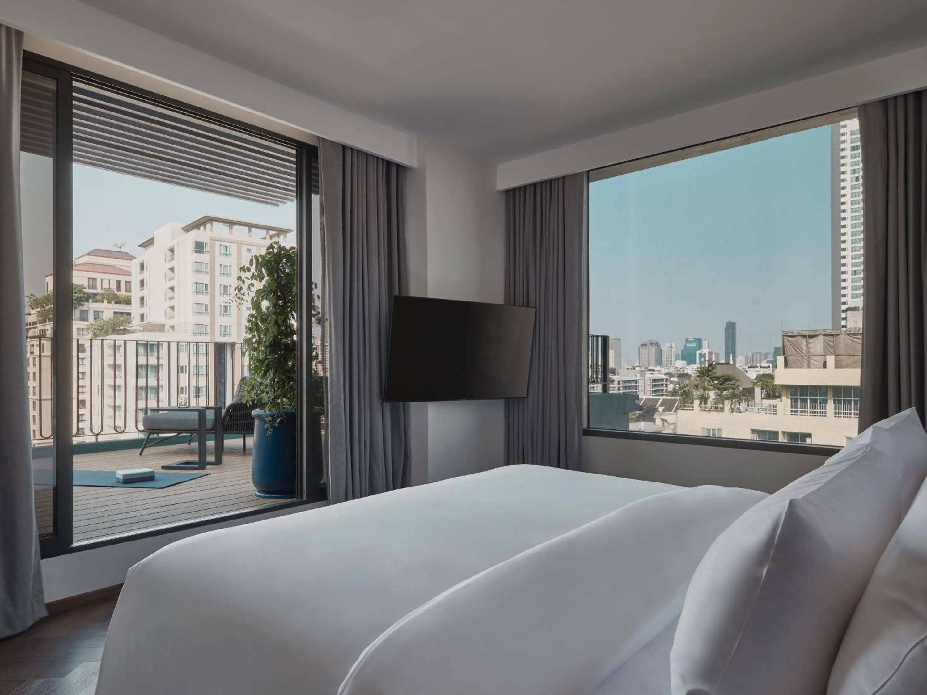 Bed in Public House Bangkok, a Member of Design Hotels