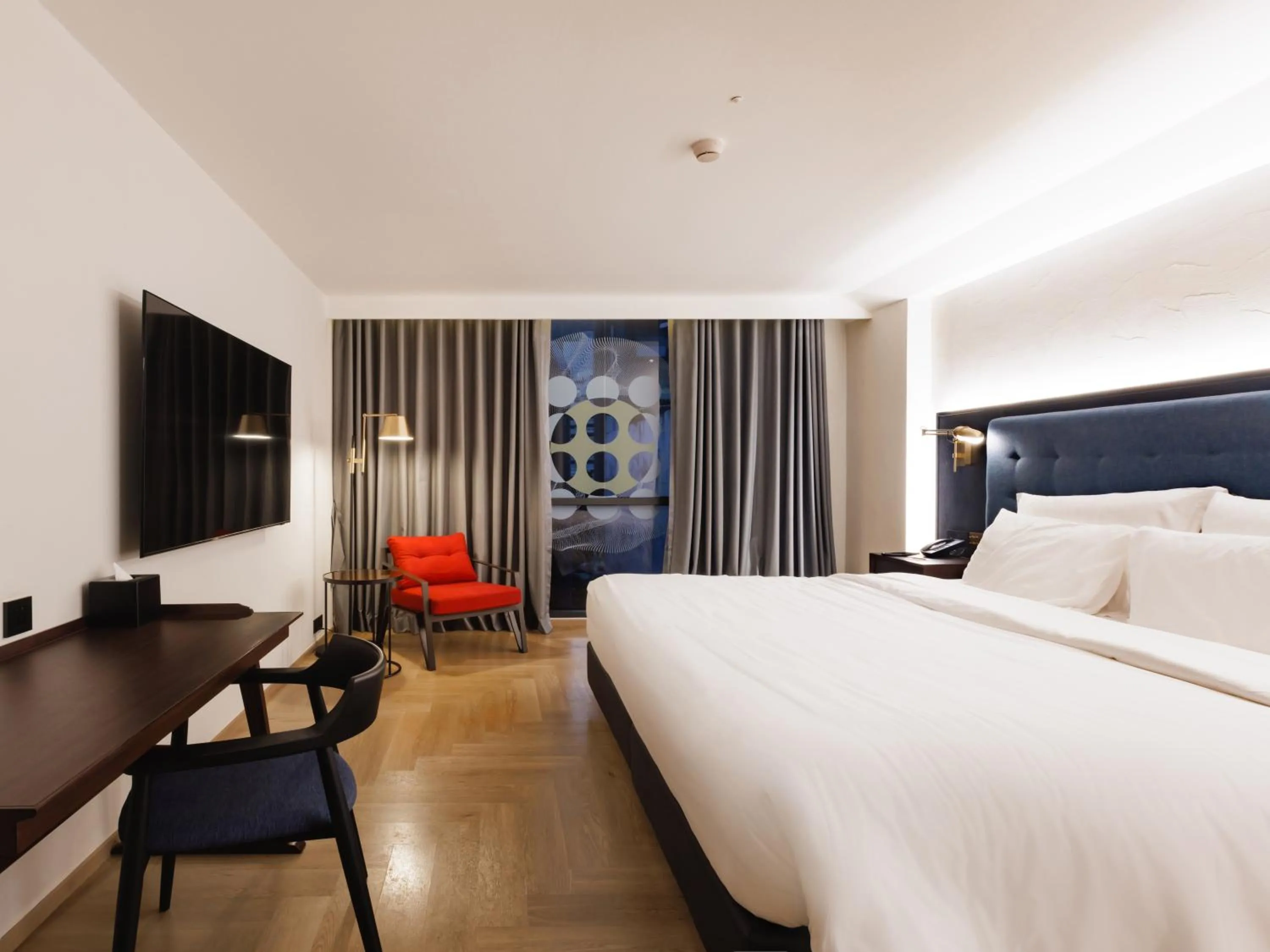 Bed in Public House Bangkok, a Member of Design Hotels