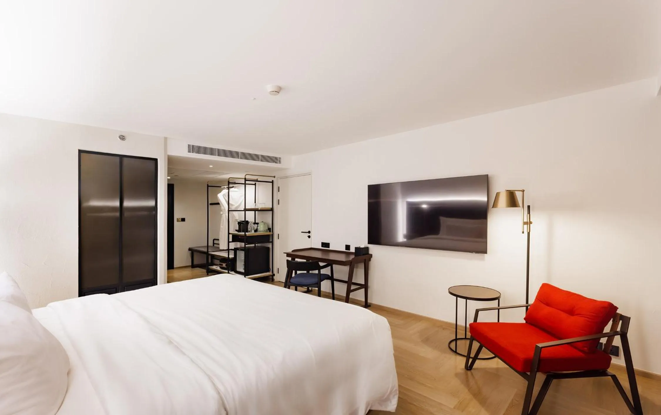 Bed in Public House Bangkok, a Member of Design Hotels