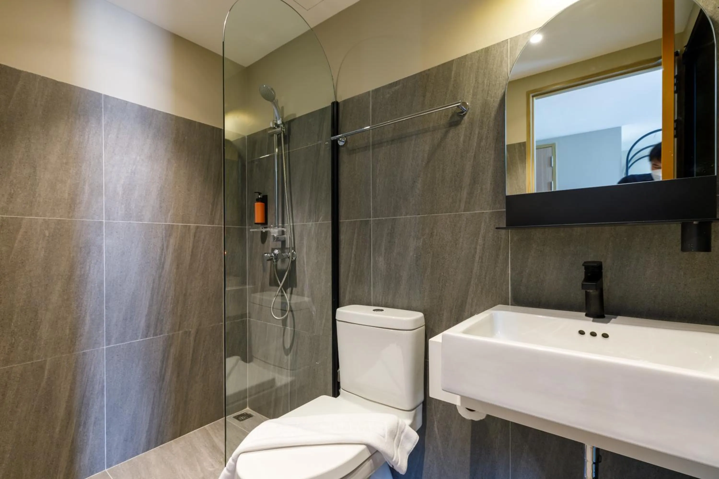 Shower in Benjarong Hotel Bangkok Ratchada