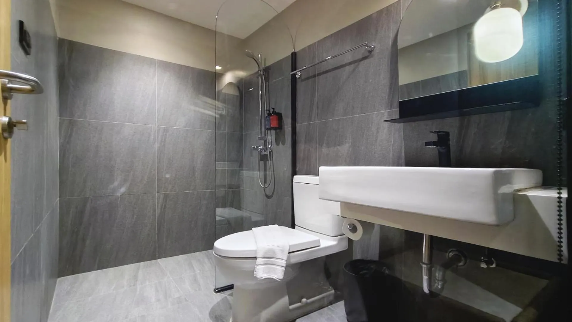 Shower in Benjarong Hotel Bangkok Ratchada