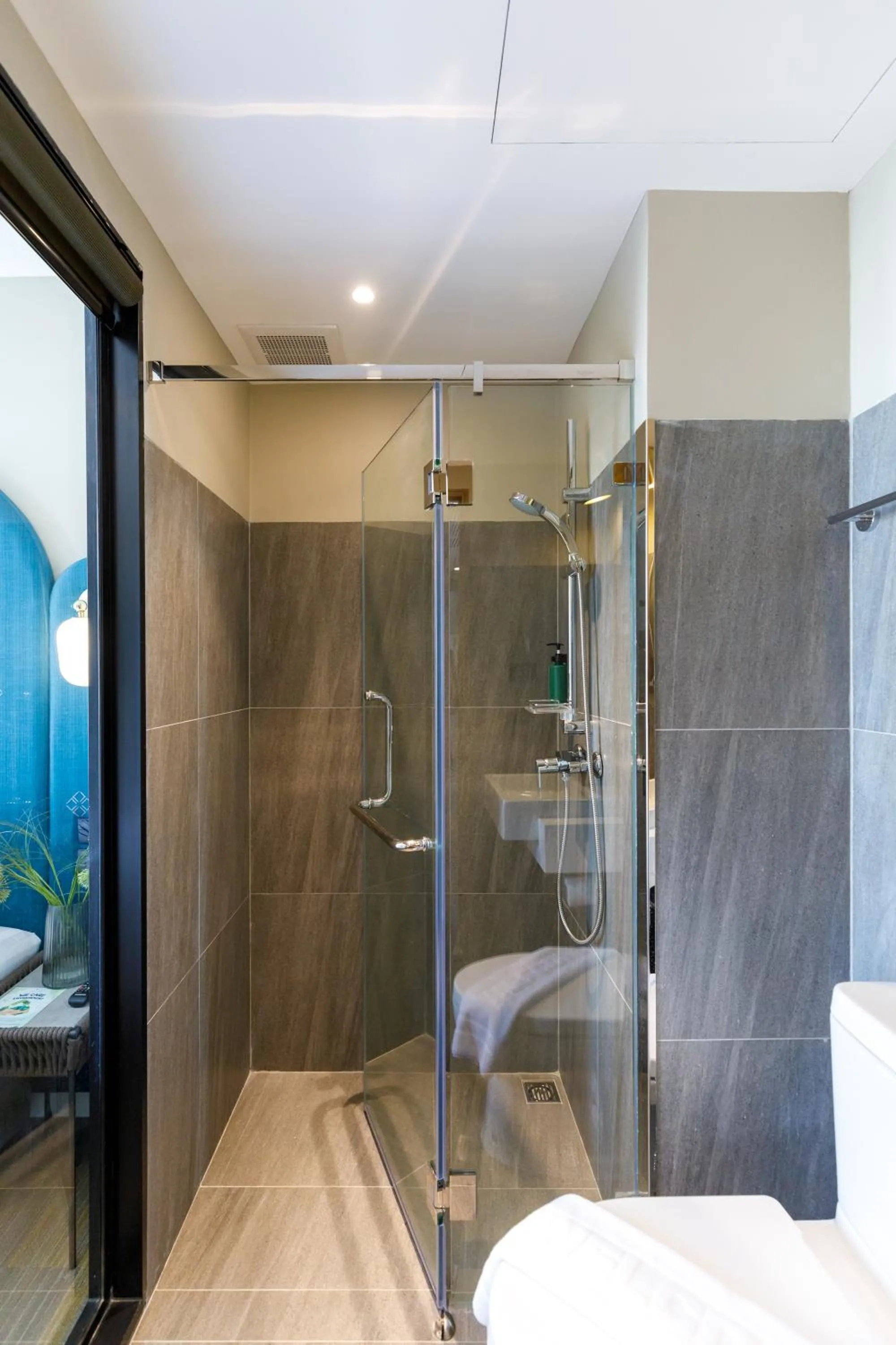 Shower in Benjarong Hotel Bangkok Ratchada