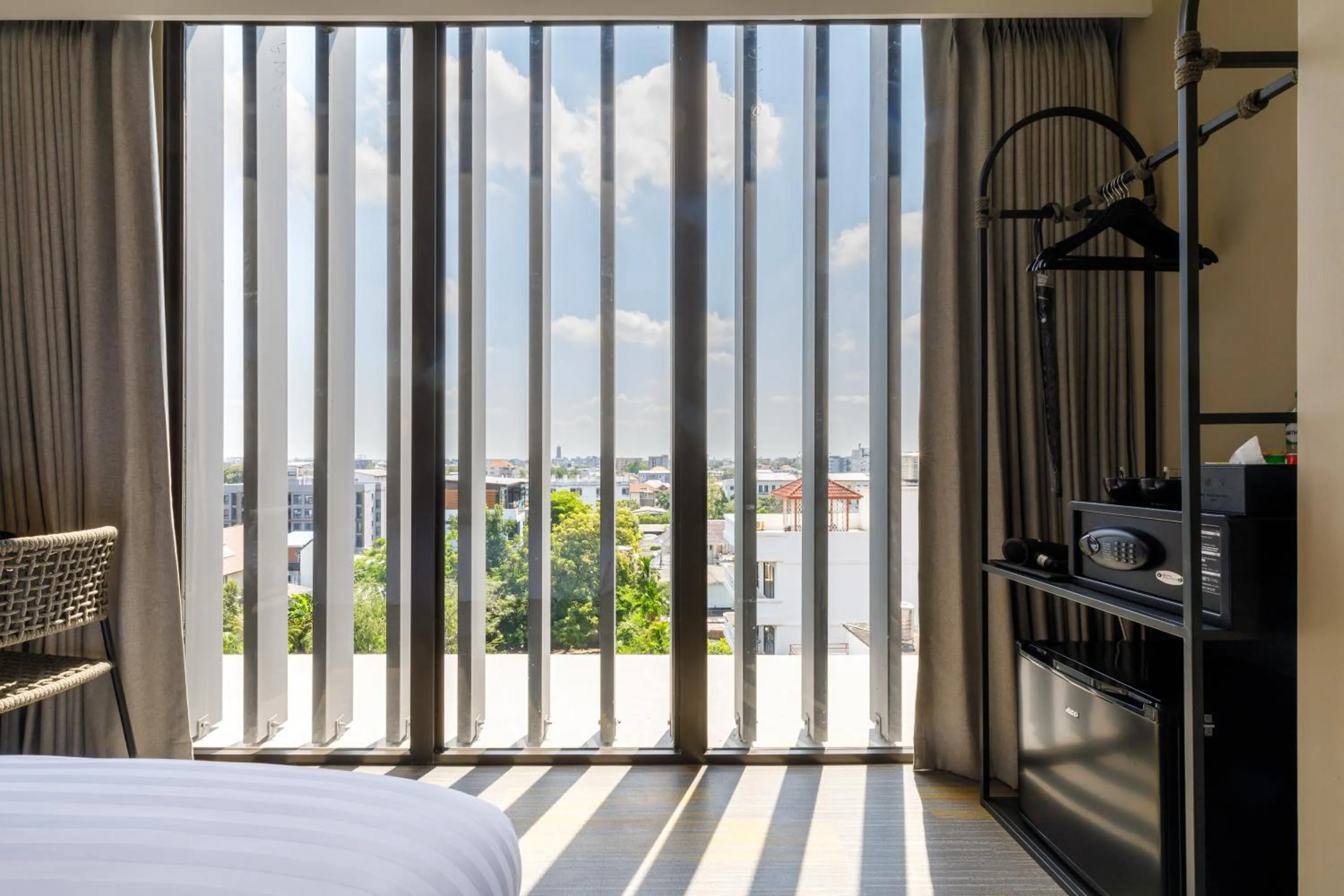 View (from property/room), Bed in Benjarong Hotel Bangkok Ratchada