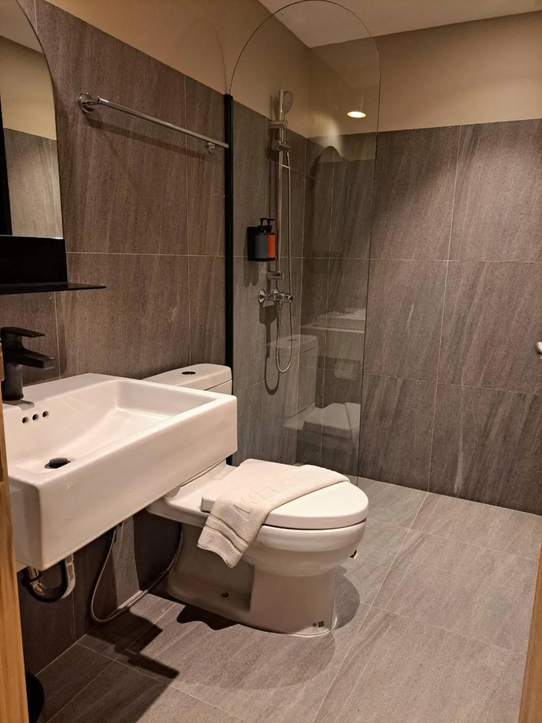 Shower in Benjarong Hotel Bangkok Ratchada