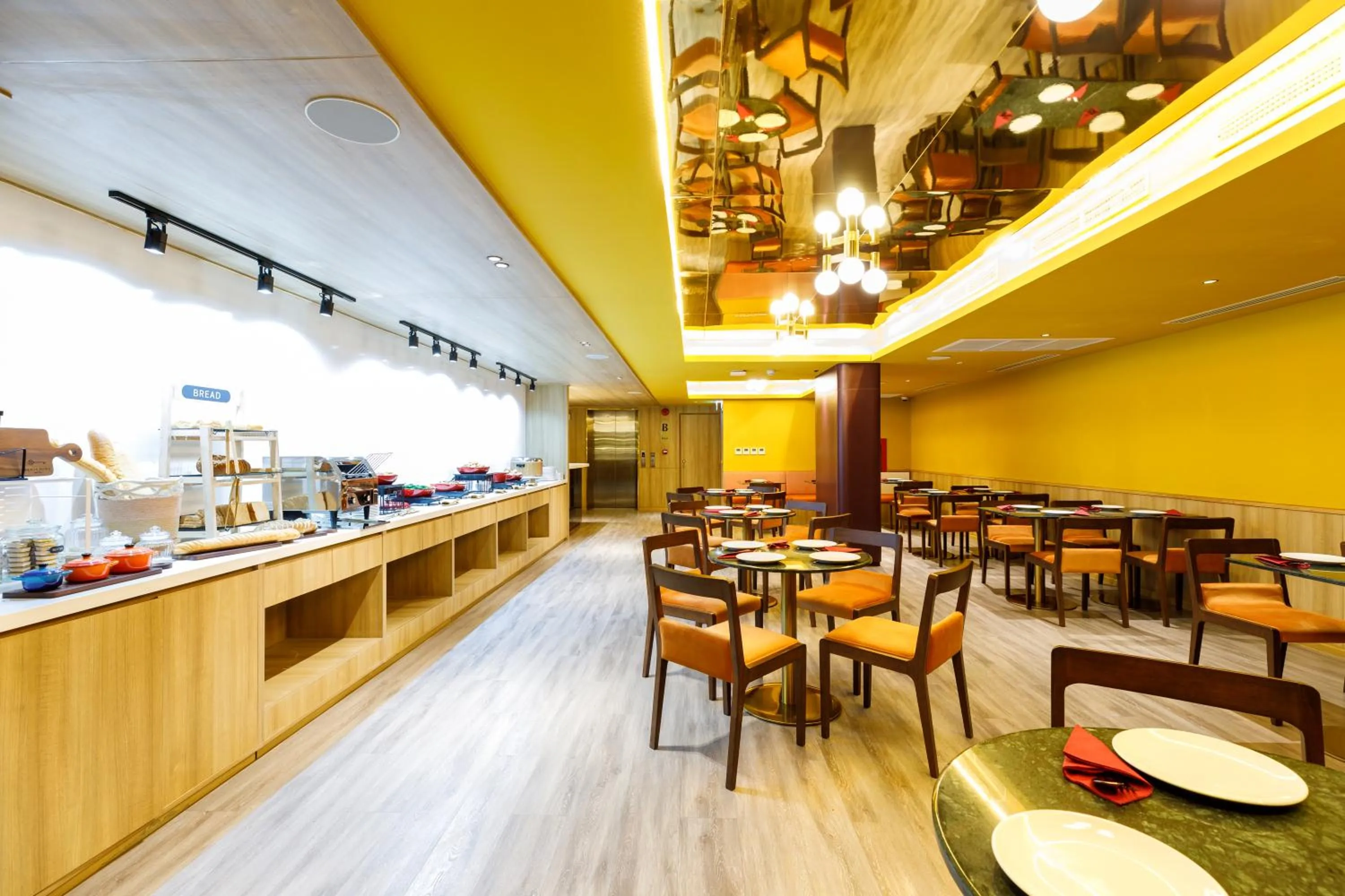 Restaurant/places to eat in Benjarong Hotel Bangkok Ratchada