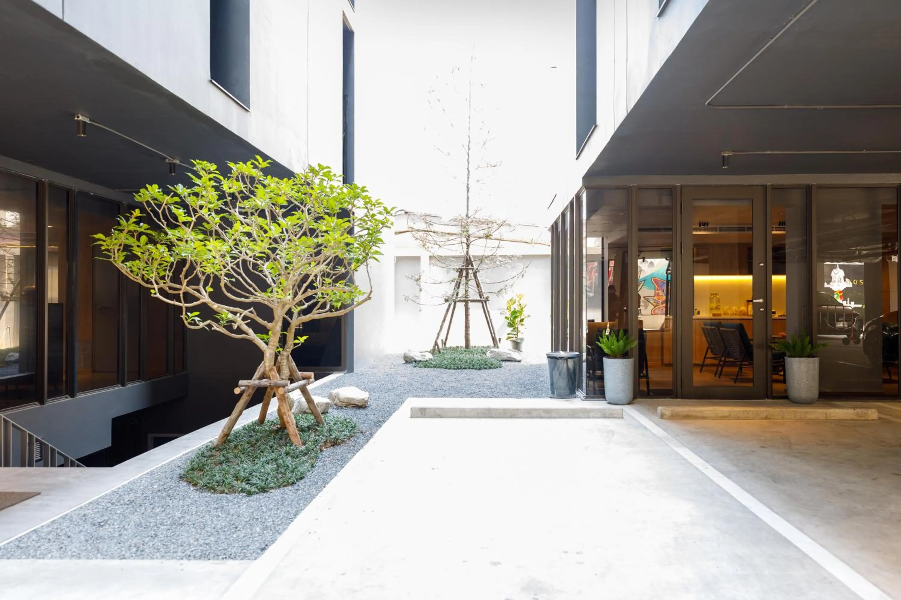 Property building in Benjarong Hotel Bangkok Ratchada