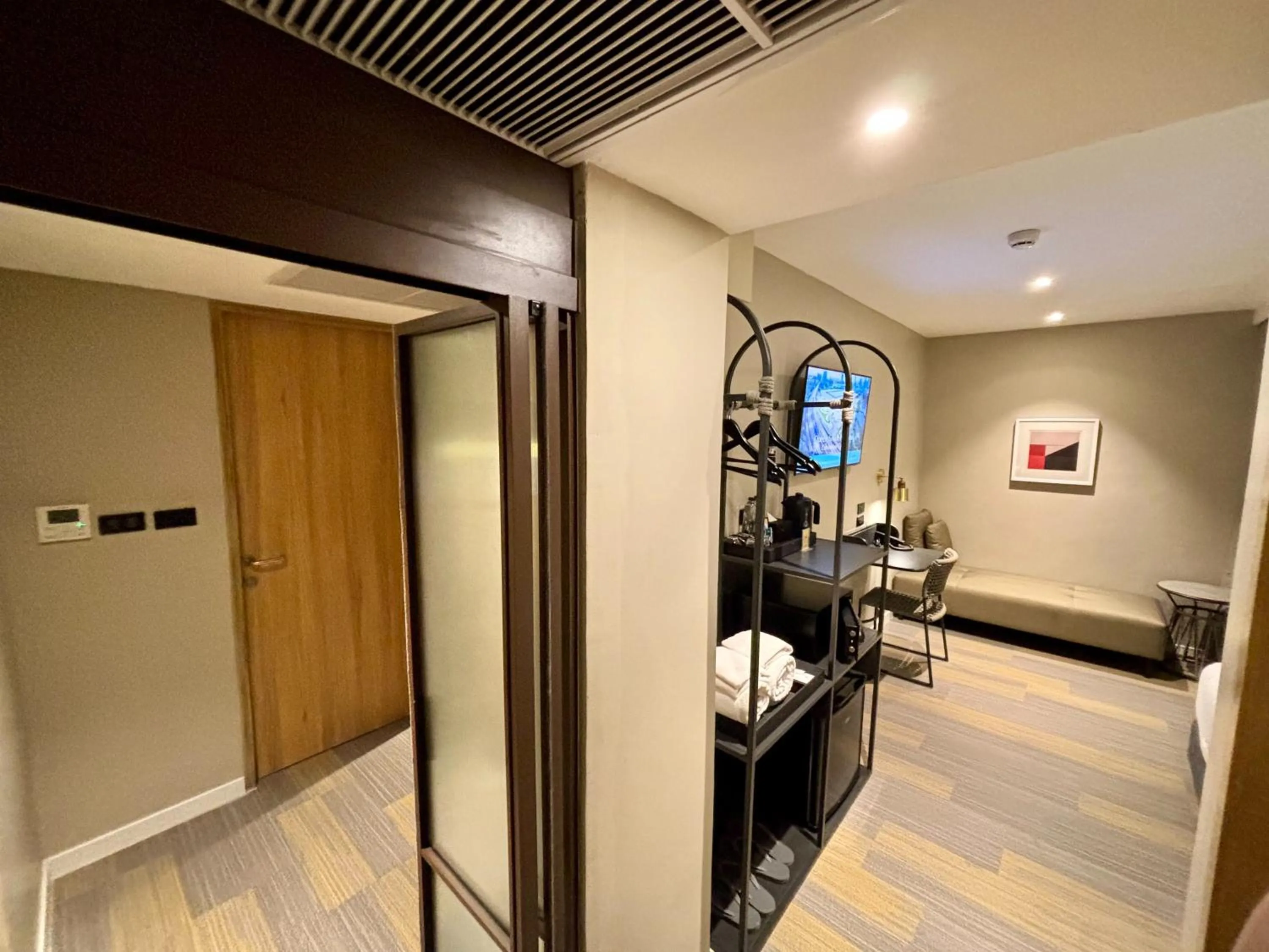 Photo of the whole room in Benjarong Hotel Bangkok Ratchada