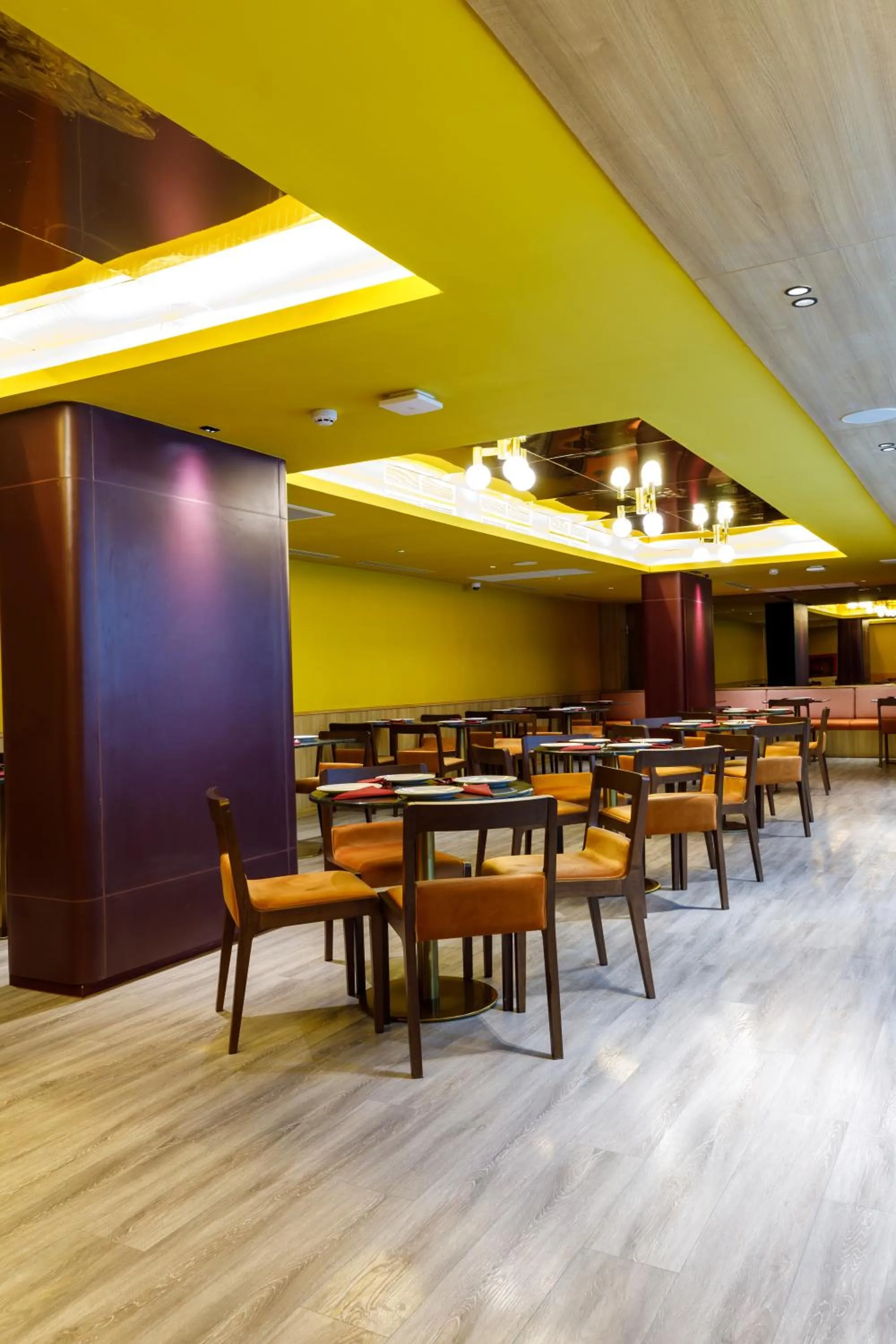 Restaurant/places to eat in Benjarong Hotel Bangkok Ratchada