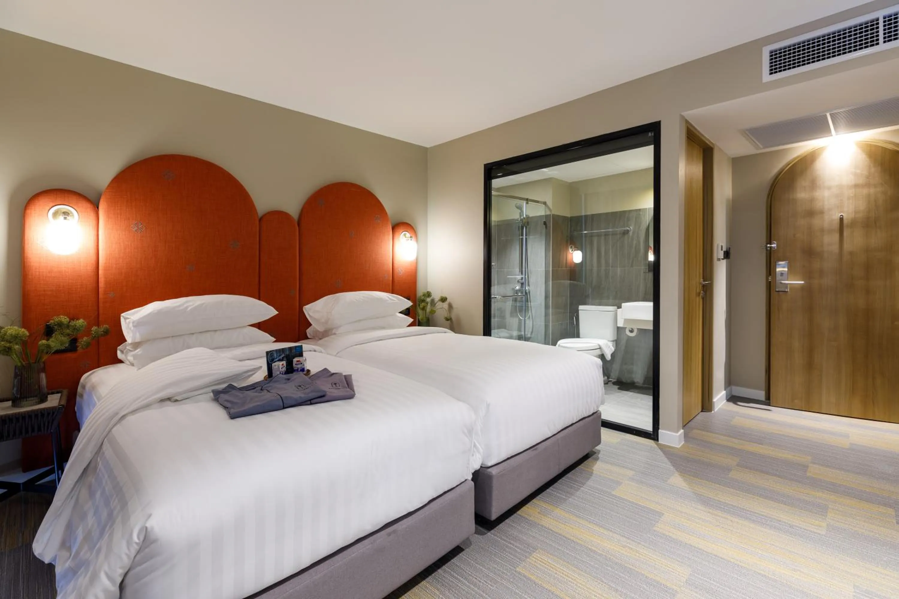 Bed in Benjarong Hotel Bangkok Ratchada