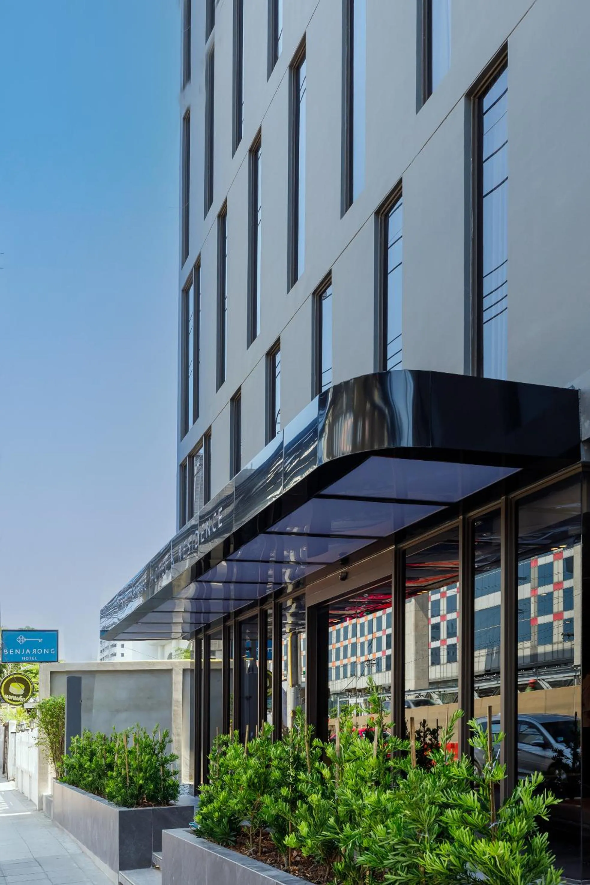 Property building in Benjarong Hotel Bangkok Ratchada