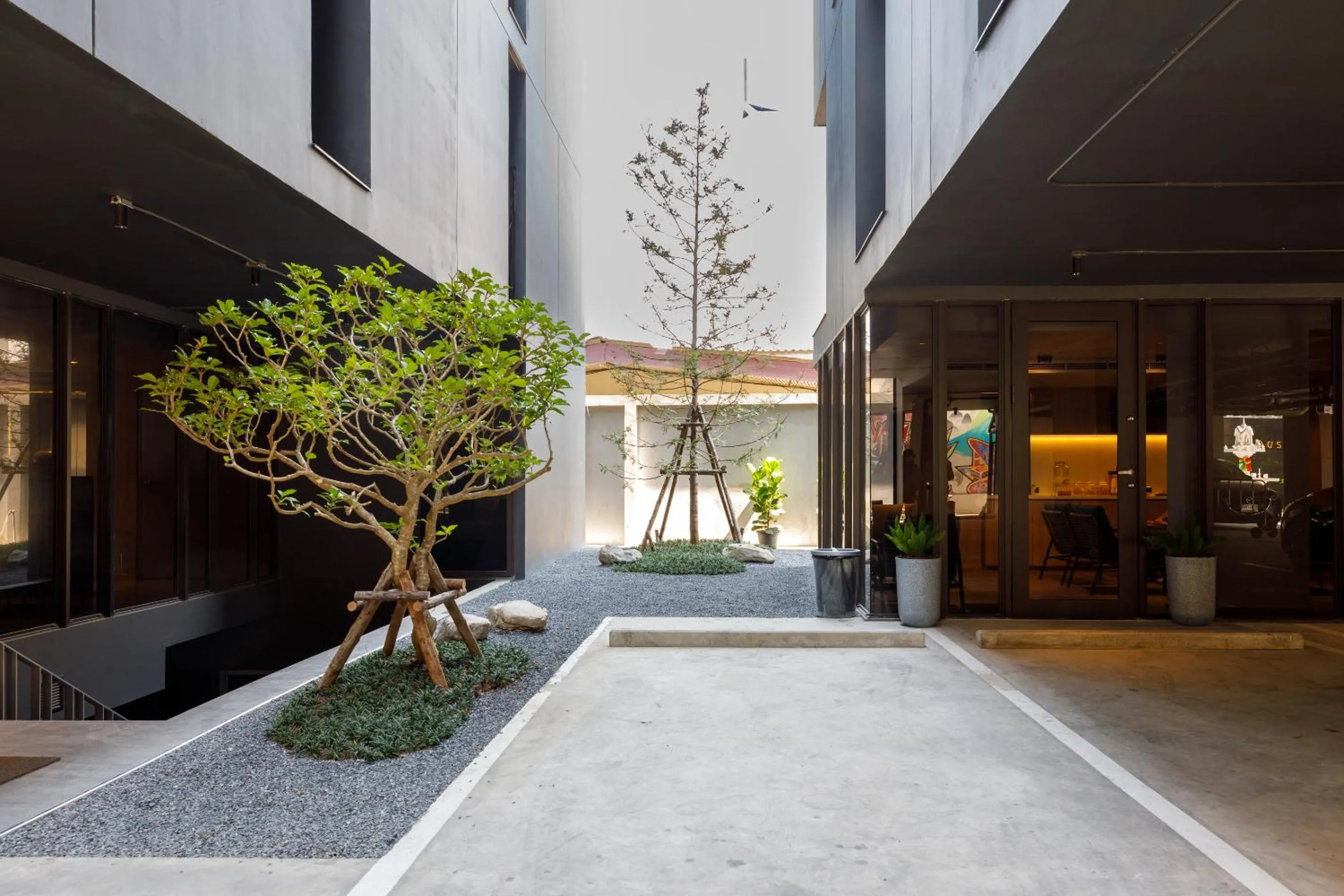 Property building in Benjarong Hotel Bangkok Ratchada