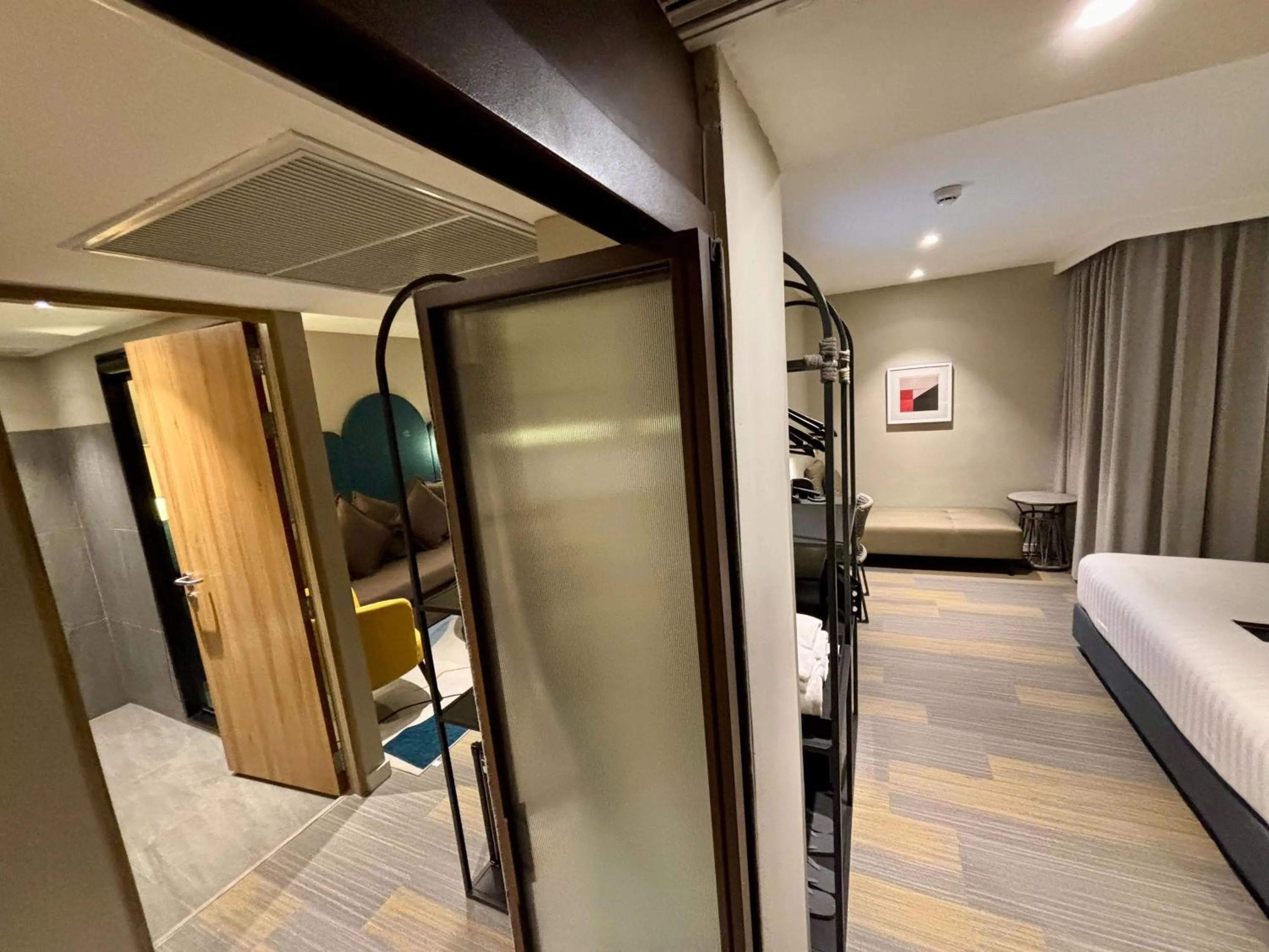 Photo of the whole room, Bed in Benjarong Hotel Bangkok Ratchada