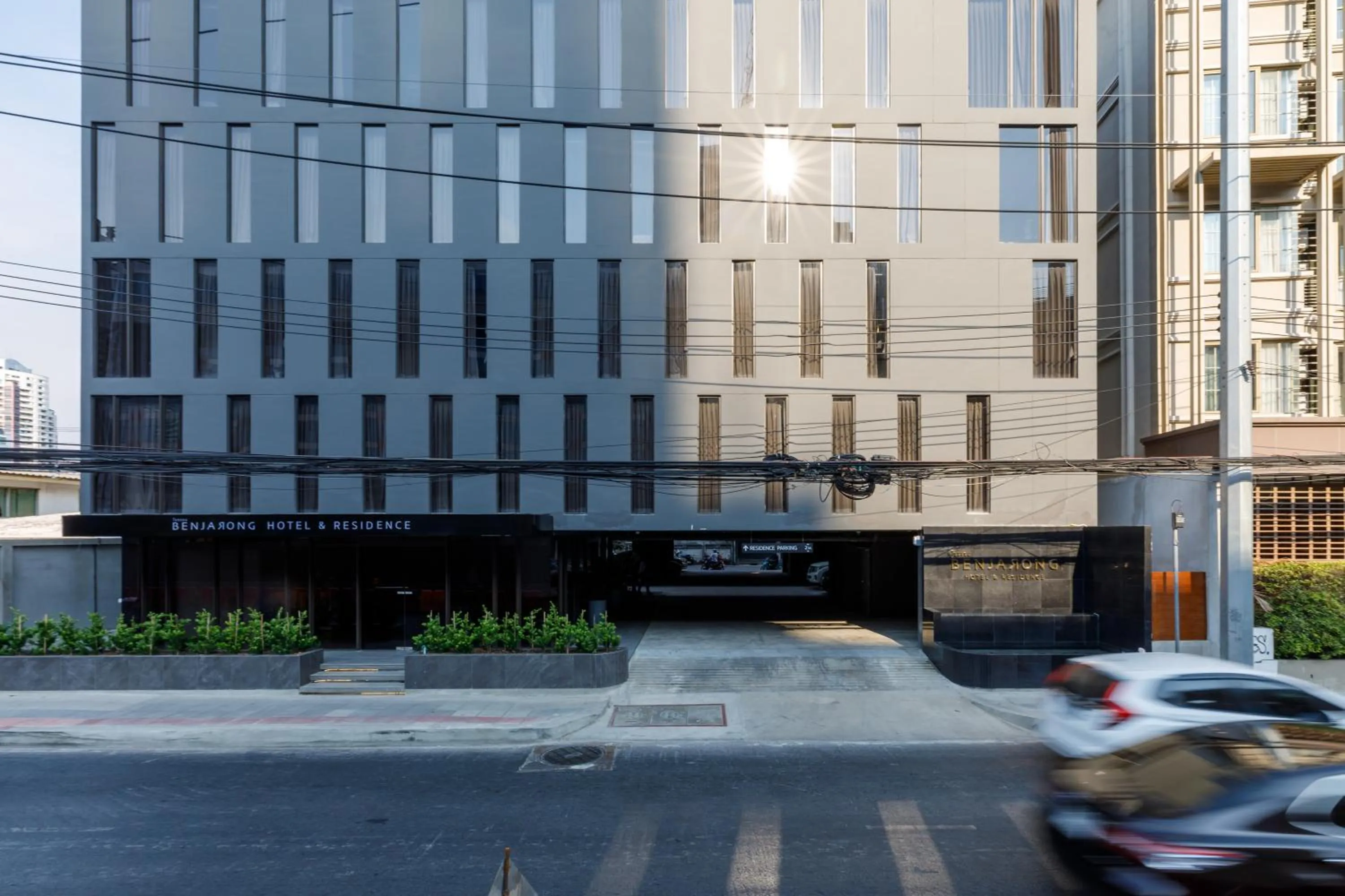 Property building in Benjarong Hotel Bangkok Ratchada