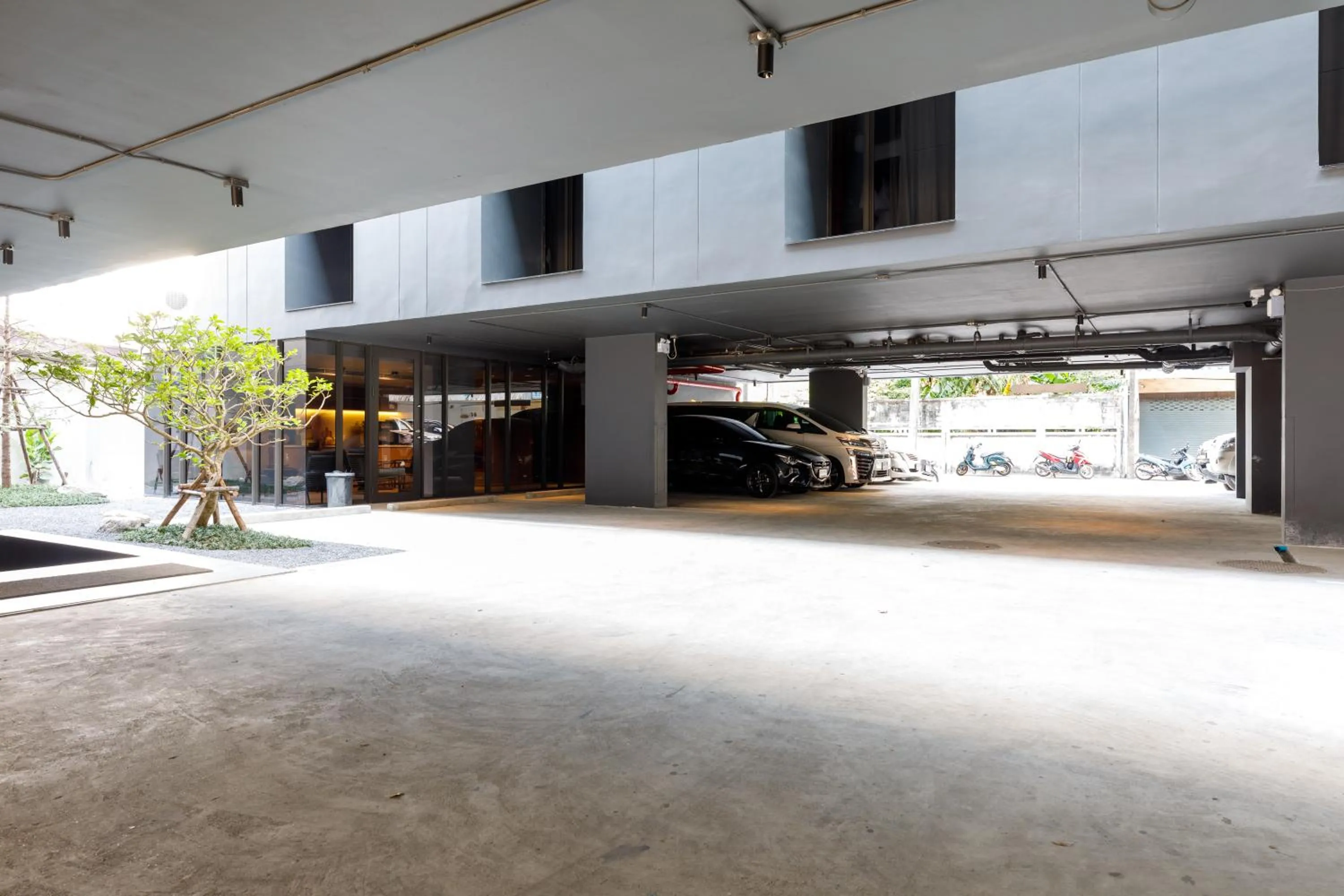 Parking in Benjarong Hotel Bangkok Ratchada