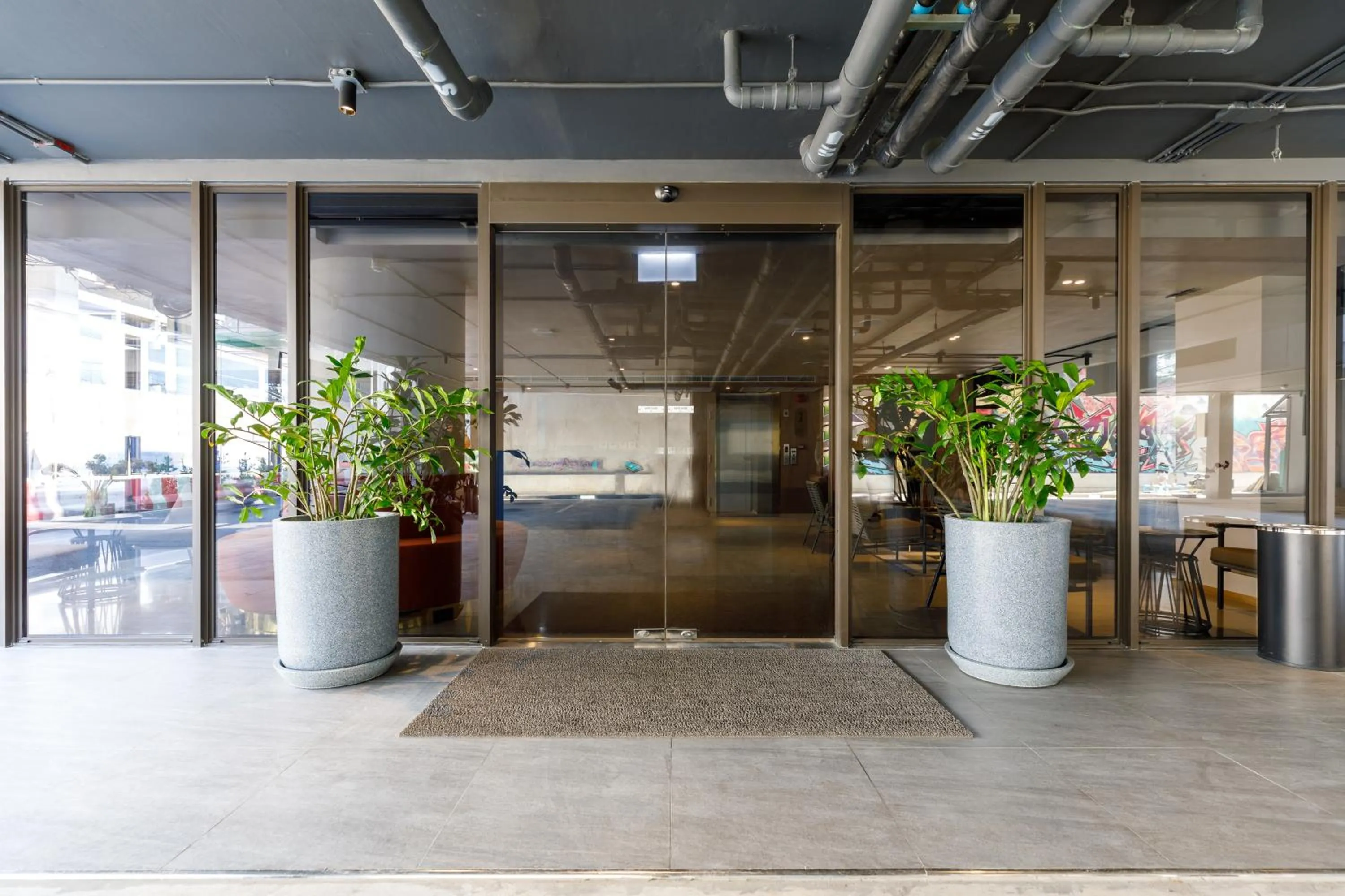 Property building in Benjarong Hotel Bangkok Ratchada