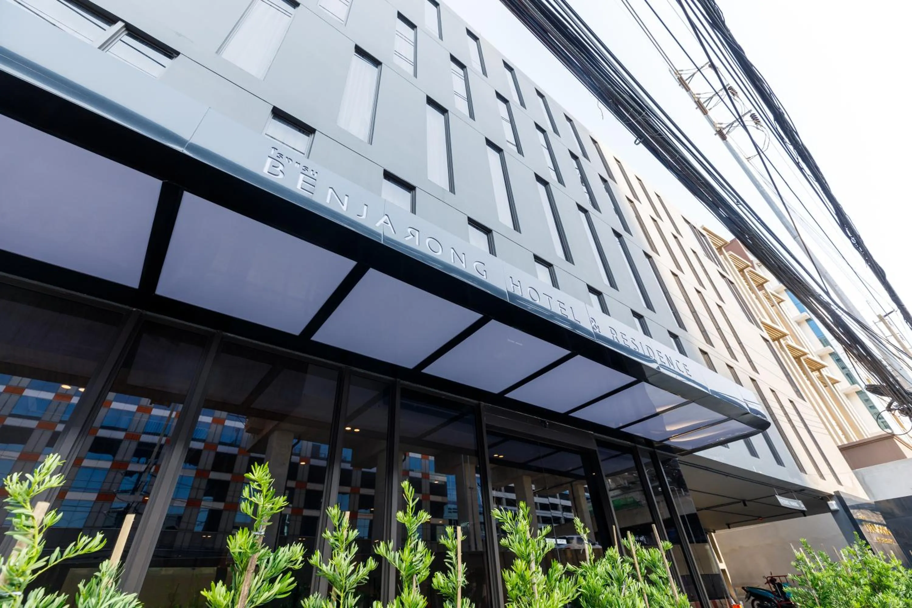 Property building in Benjarong Hotel Bangkok Ratchada