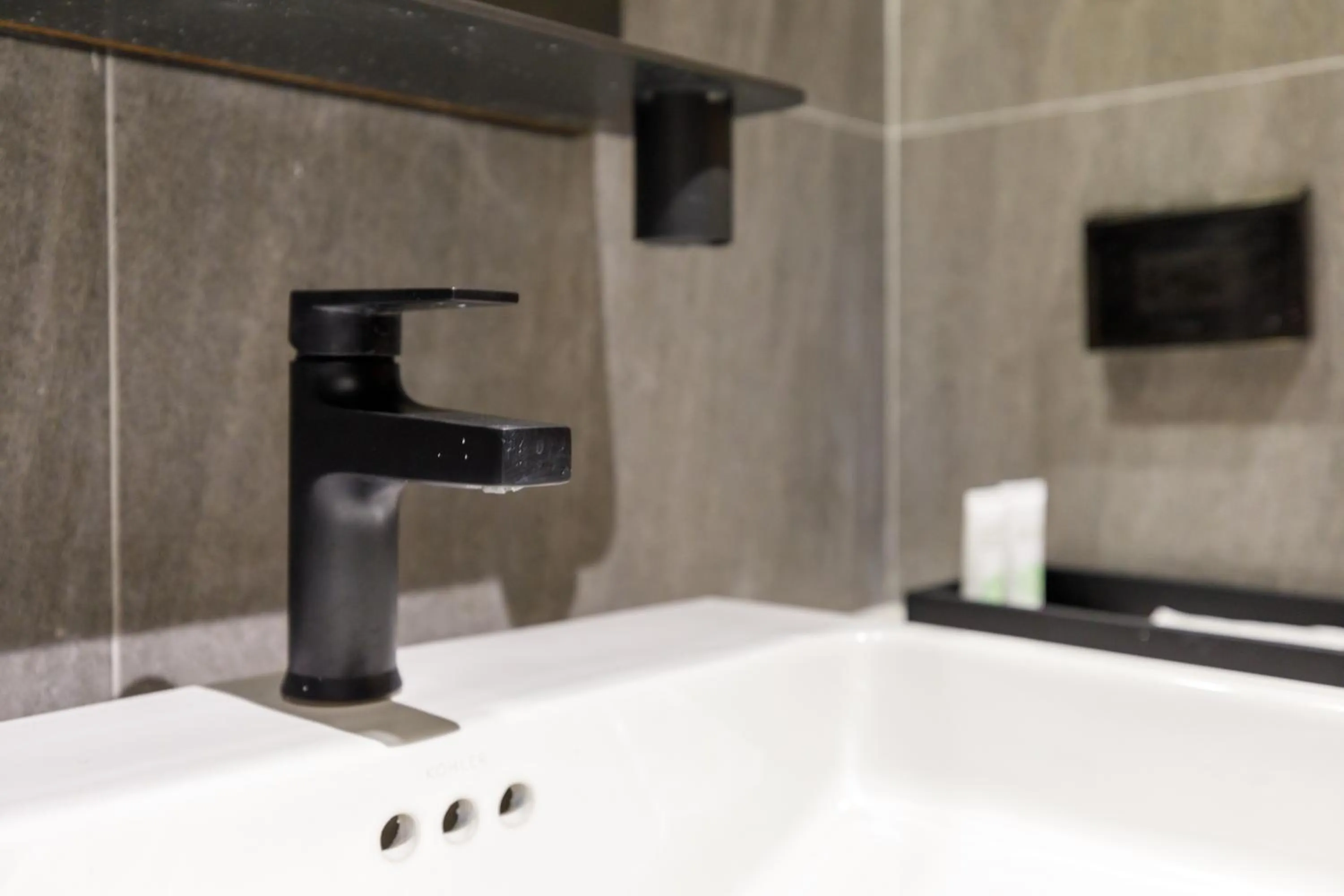 Bathroom in Benjarong Hotel Bangkok Ratchada