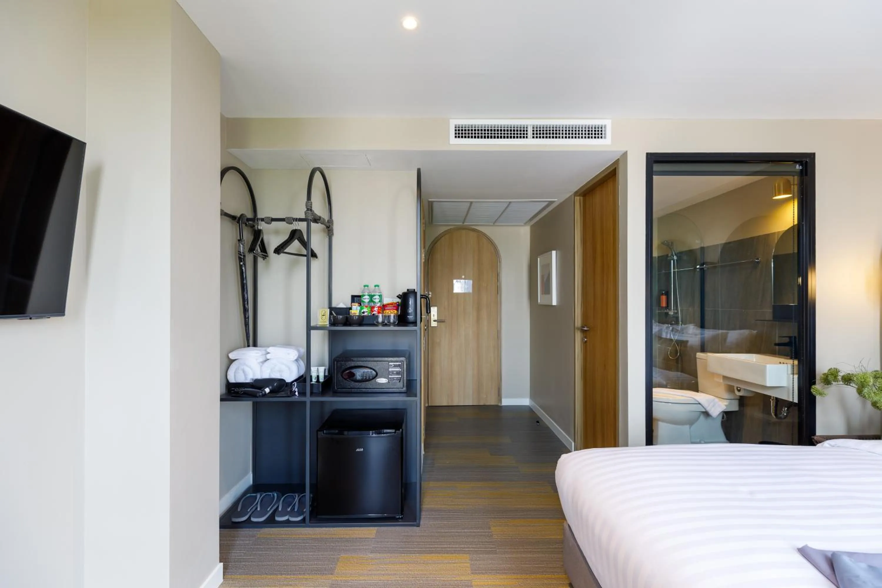 Photo of the whole room, Bed in Benjarong Hotel Bangkok Ratchada