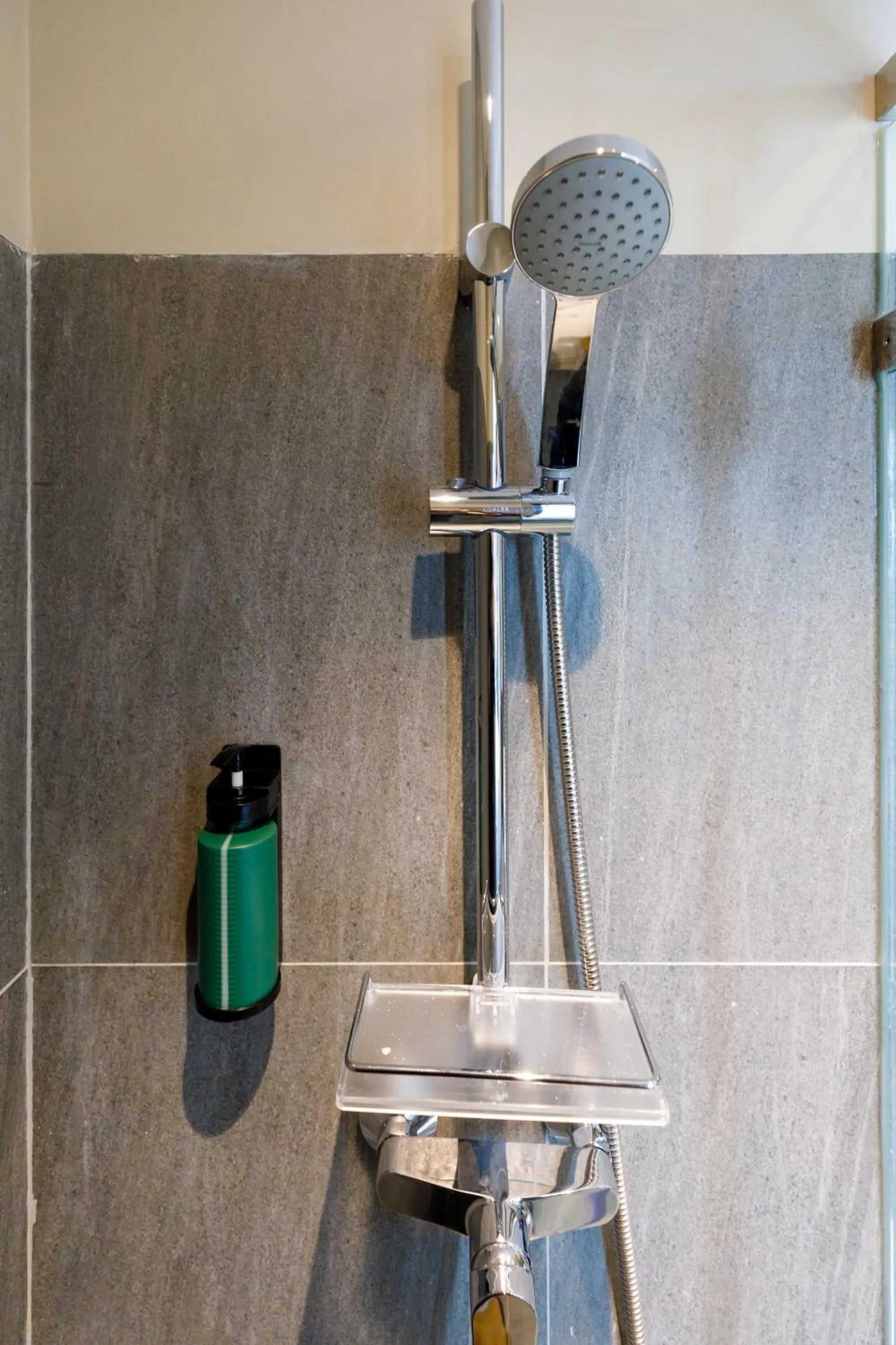 Shower in Benjarong Hotel Bangkok Ratchada