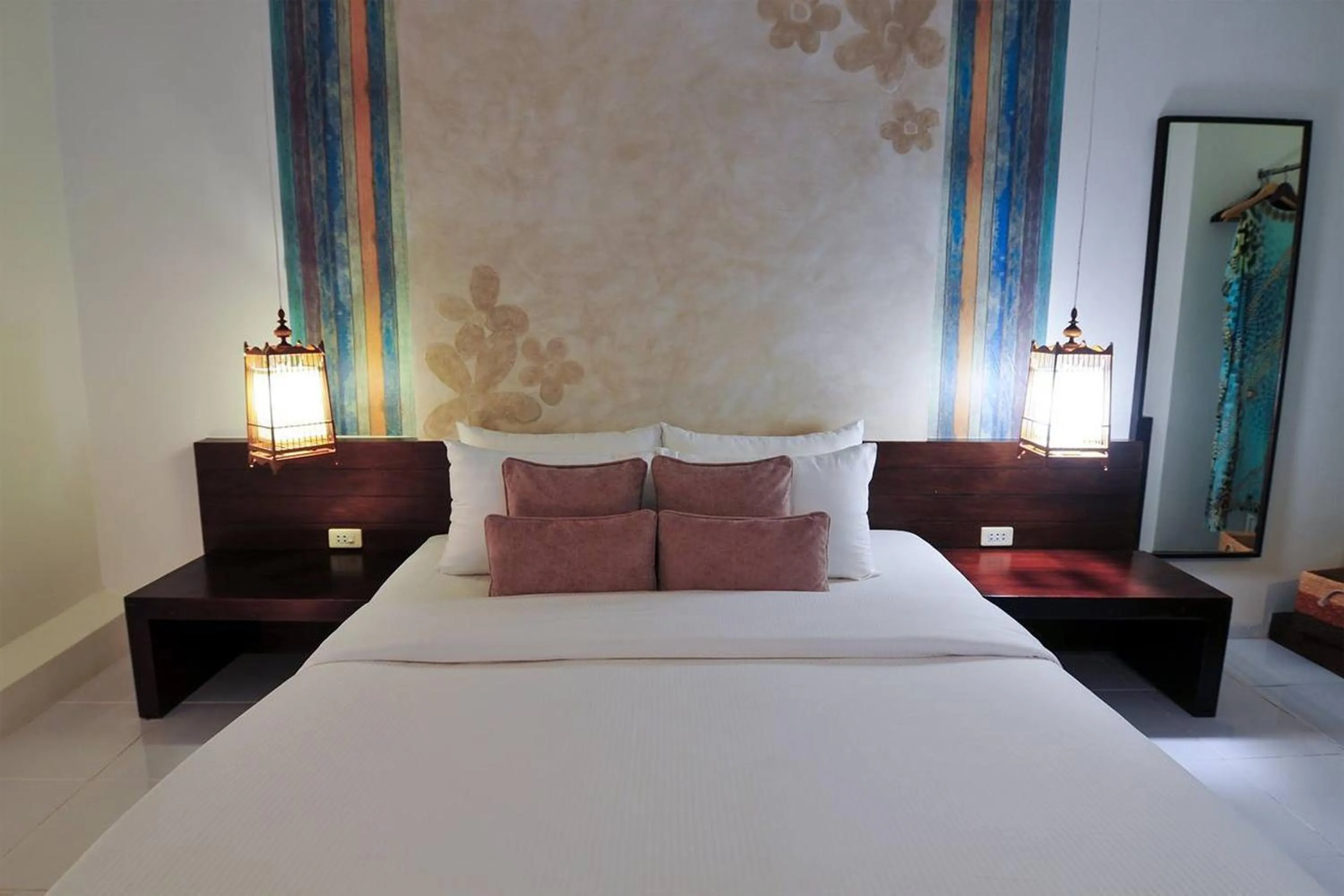 Bed in Koh Kwang Beach Resort