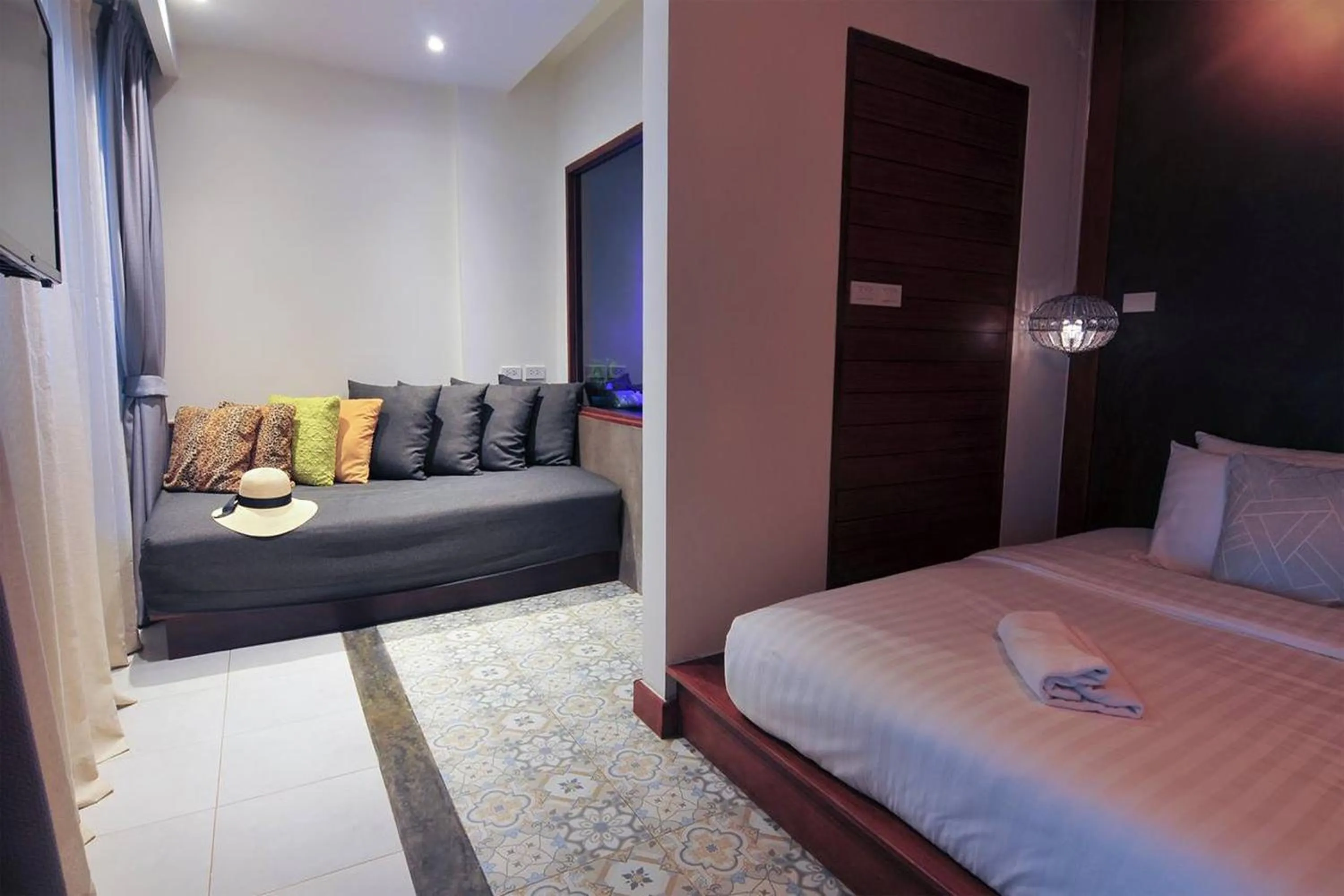 Bed in Koh Kwang Beach Resort