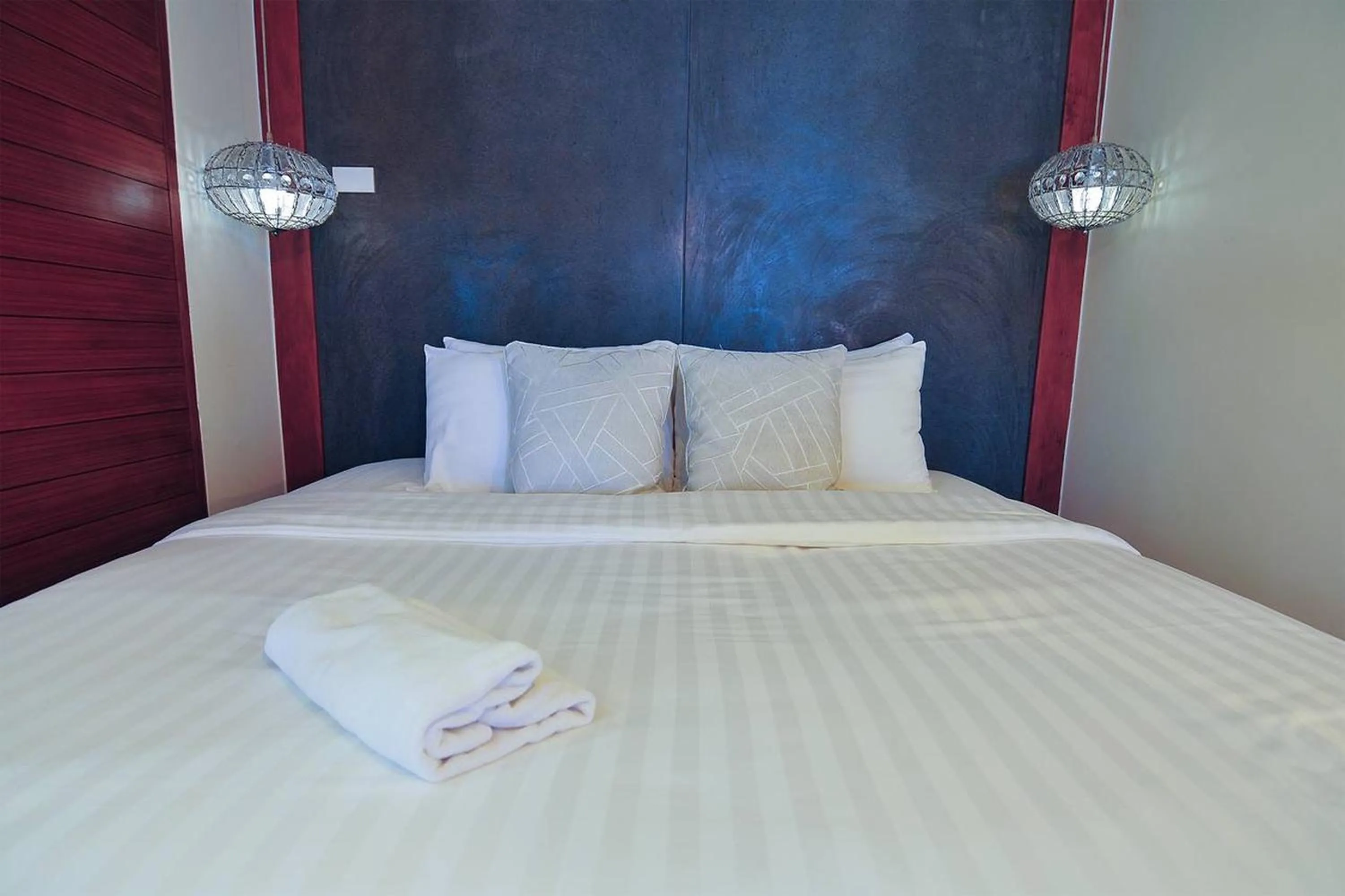 Bed in Koh Kwang Beach Resort