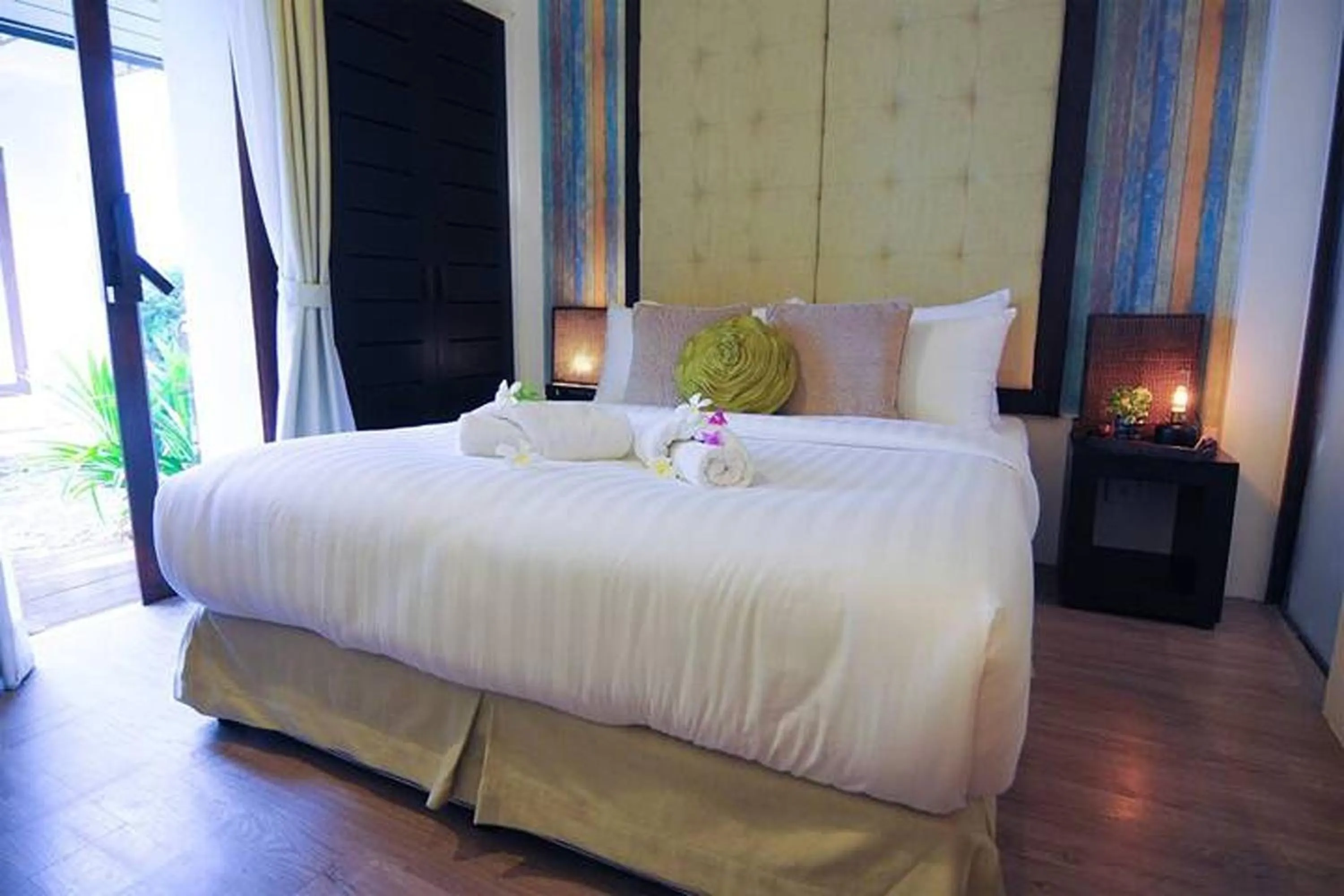 Bed in Koh Kwang Beach Resort