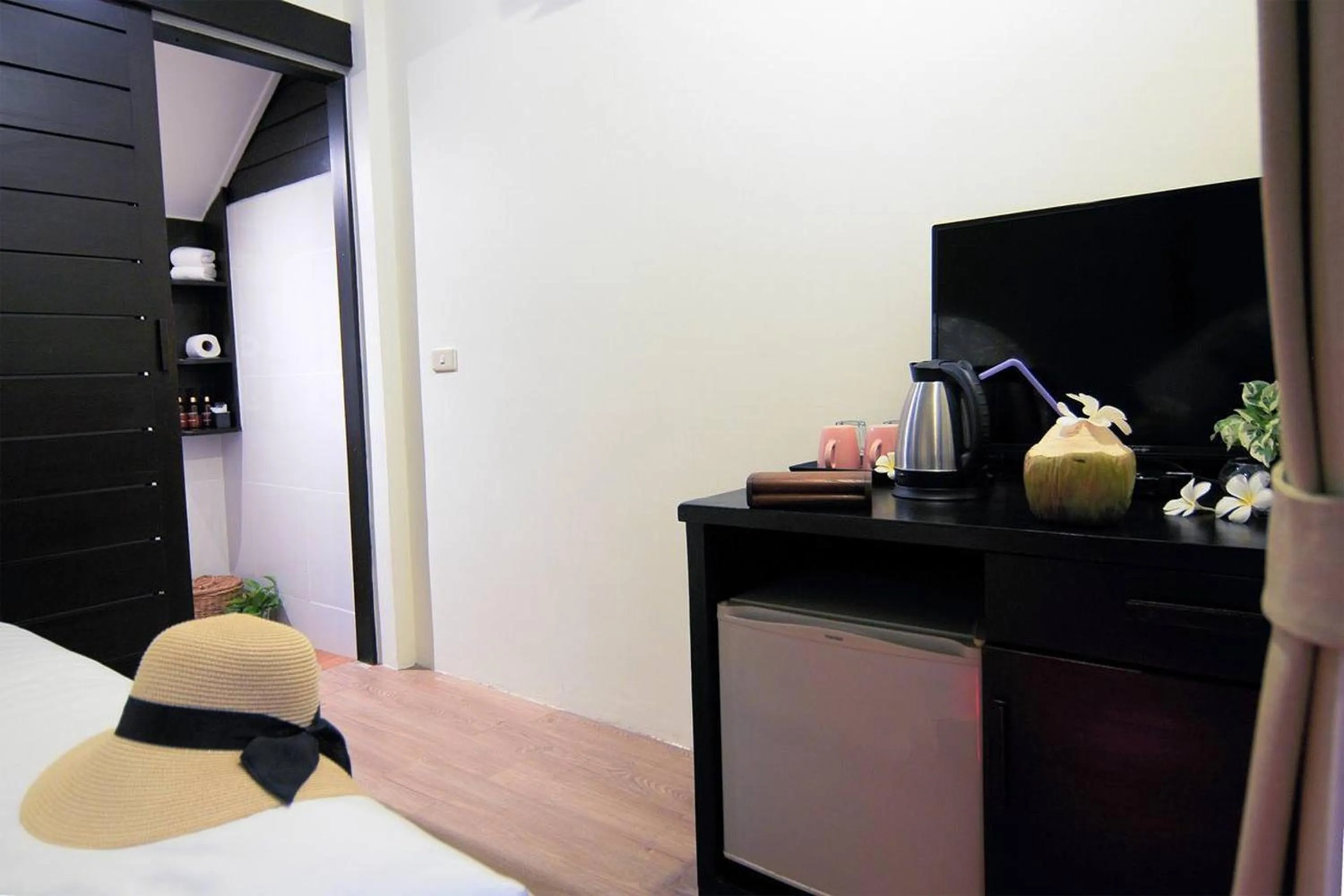 Bed in Koh Kwang Beach Resort