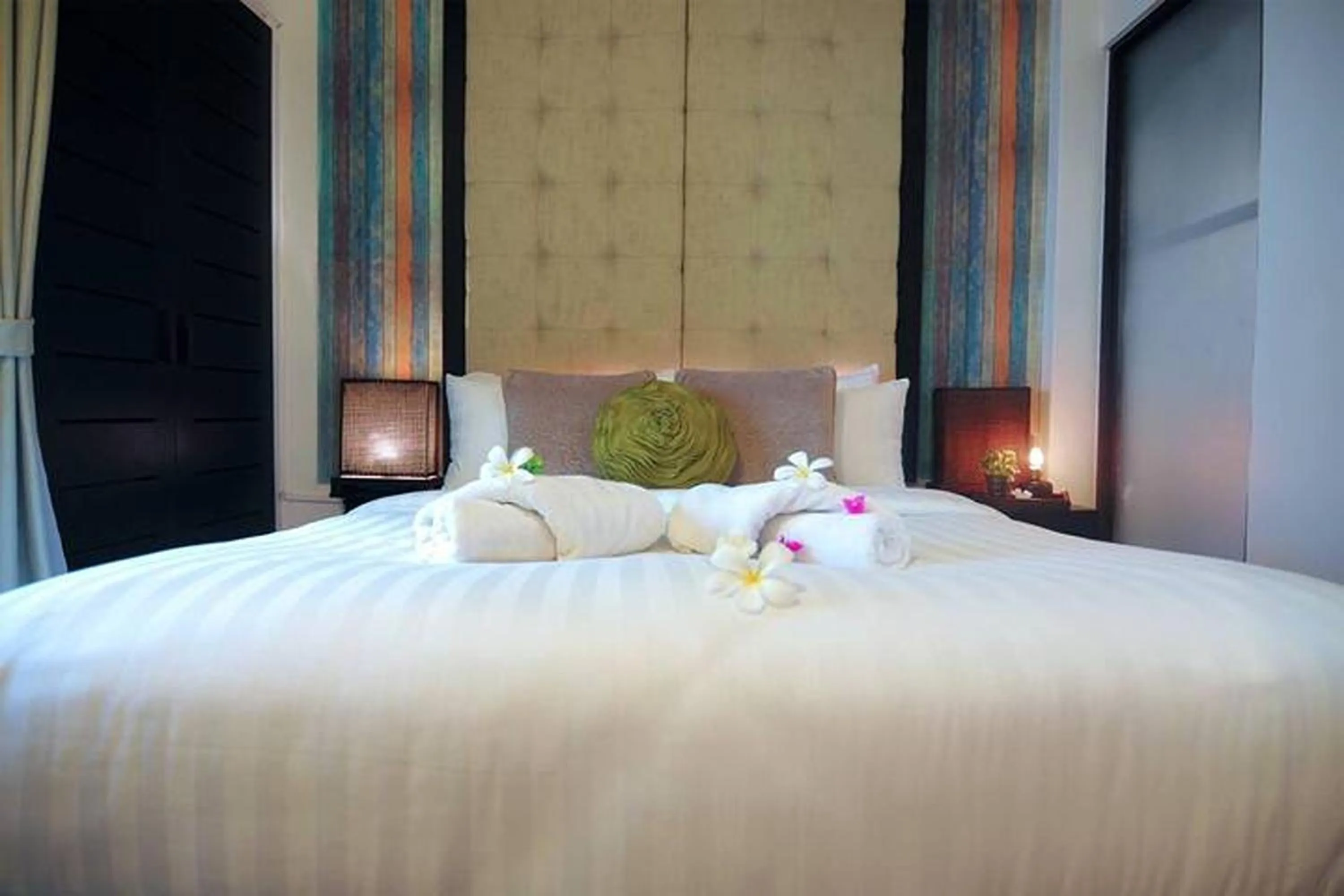 Bed in Koh Kwang Beach Resort